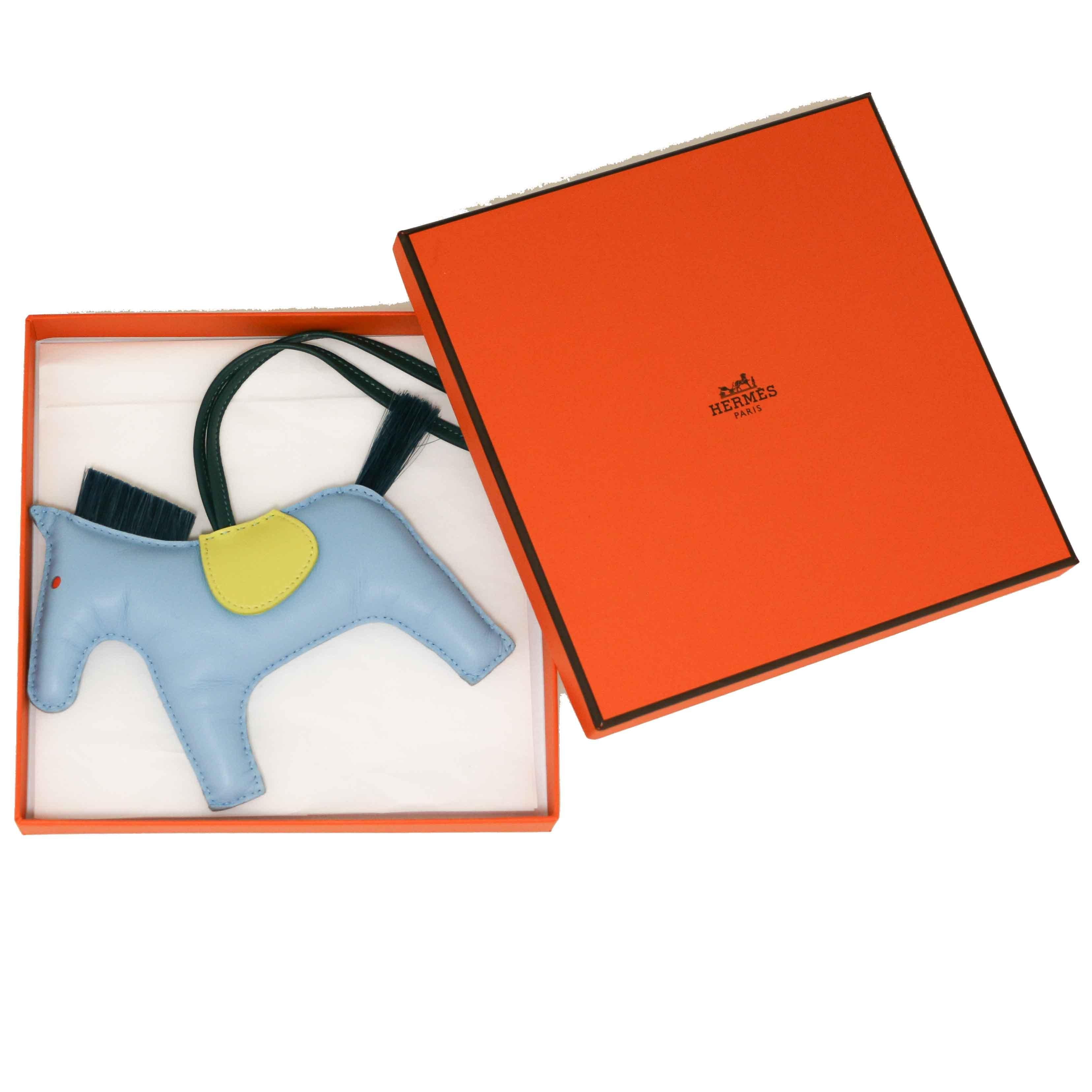 Collector Hermès charm's, it will look great on your bag !

Condition : very good, delivered in its original Hermès box
Made in France
Model: Petit H Rodéo MM
Material : leather
Color : blue, yellow, green
Dimensions:  13 x 10 cm
Details : limited