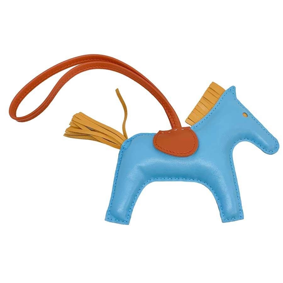 Beautiful Hermès Rodéo bag accessory in celestial blue leather, delivered in its original Hermès box
Condition : never worn
Made in France
Material : lamb leather
Colour : blue, camel, brown
Dimensions : 16 x 11 cm
Details : HERMES horse charm,
