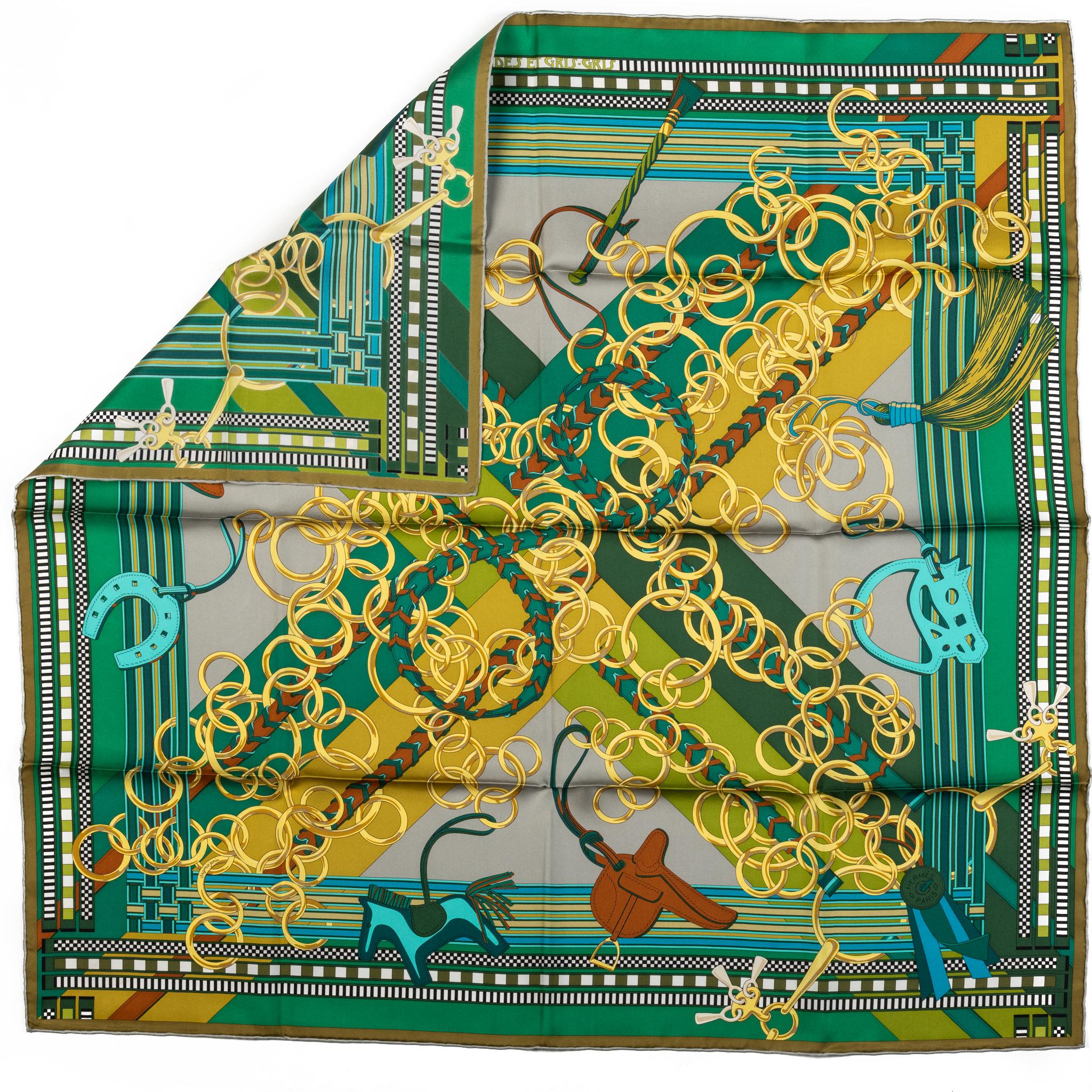 Echarpe en soie verte et jaune avec des breloques Hermès à collectionner. Bords roulés à la main. Pas de boîte incluse.