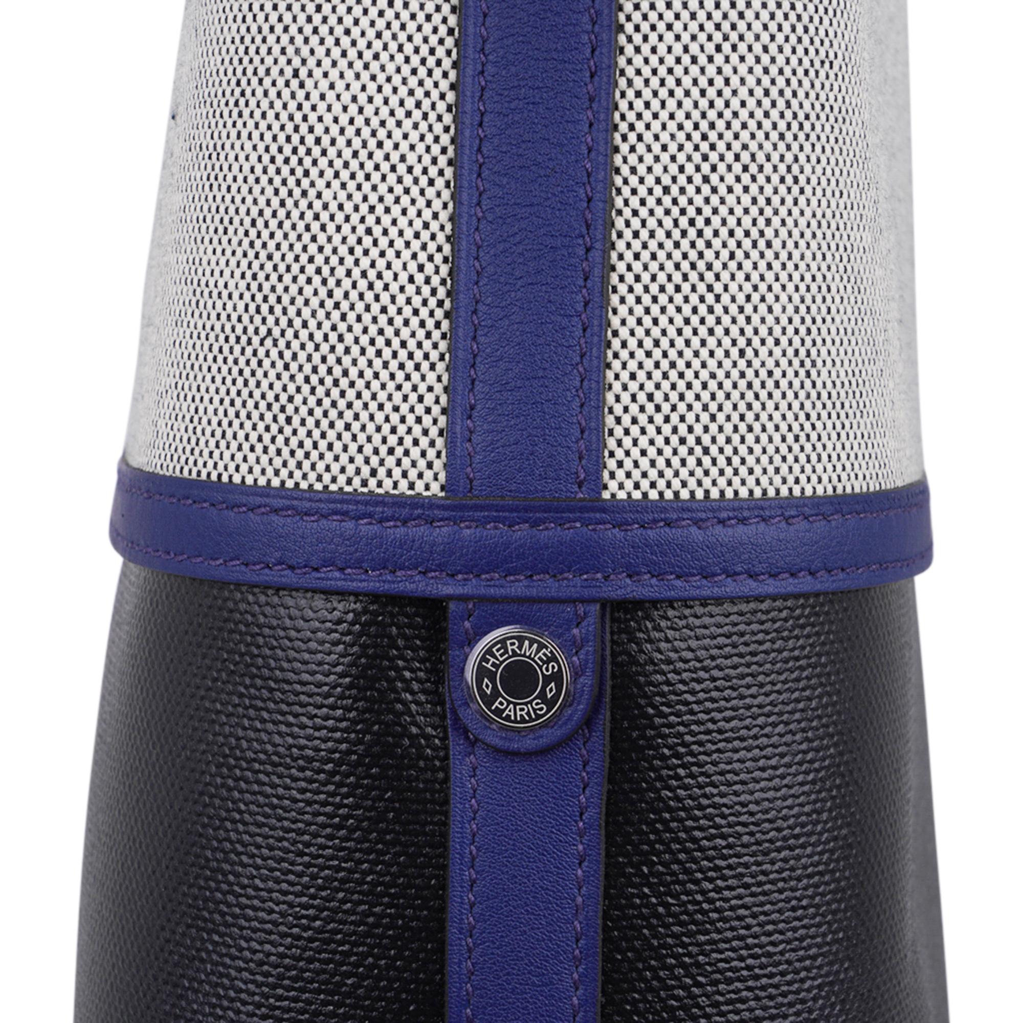 Mightychic offre un'edizione limitata di Hermes Col Roule in Noir Toile Berline, una tela rivestita, e Bleu Sapphire Vache Hunter e Toile.
Manico singolo Barenia con anelli a briglia in Palladio e impuntura bianca.
Accentuato da Clous de Selle in