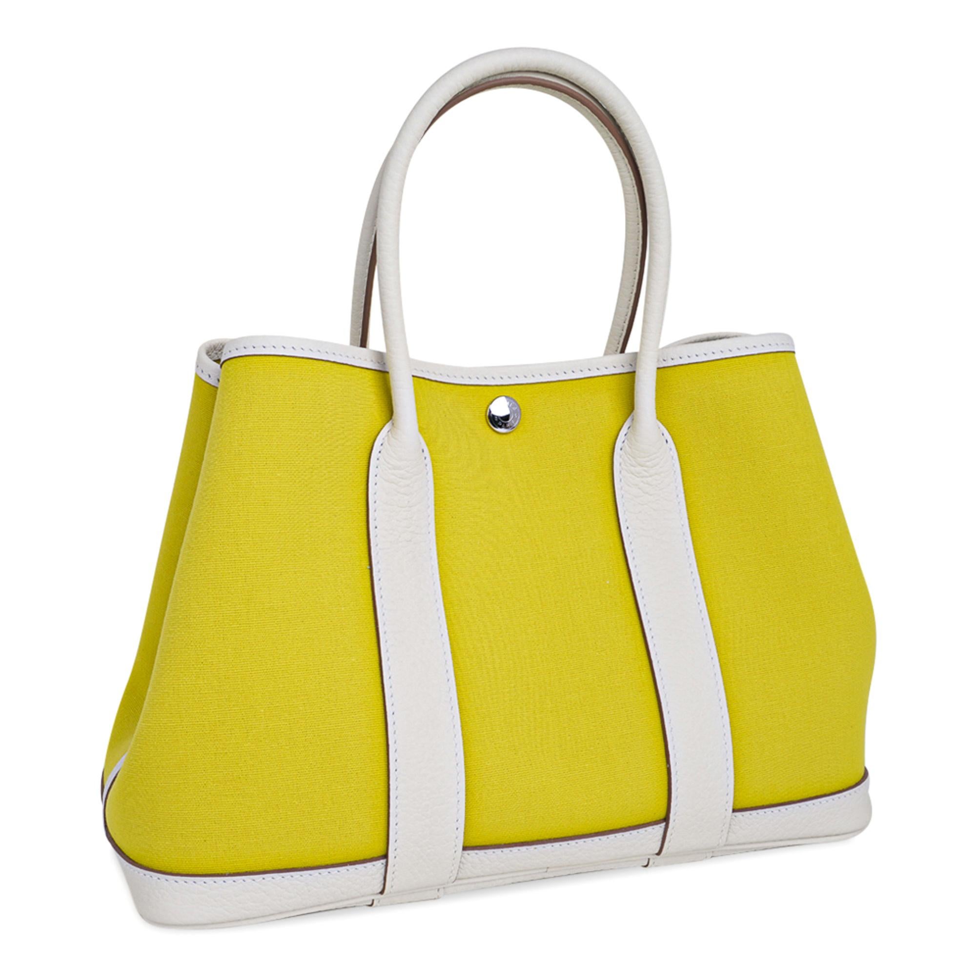 Guaranteed authentic Hermes Garden Party 30 bag featured in Lime and White Toile Officier and Vache Country leather.
This crisp and fresh Garden Party 30 tote bag is the perfect about town tote. 
Durable and strong toile reinforced with the leather