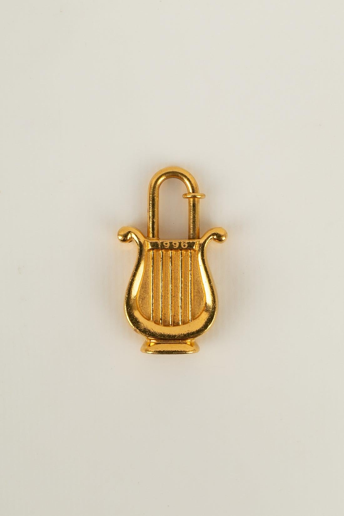 Hermès - Bag jewelry / Padlock in golden metal. Inscription: Année de la musique (year of music) 1996.

Additional information:
Condition: Very good condition
Dimensions: Height: 4 cm
Period: 20th Century

Seller Reference: ACC31