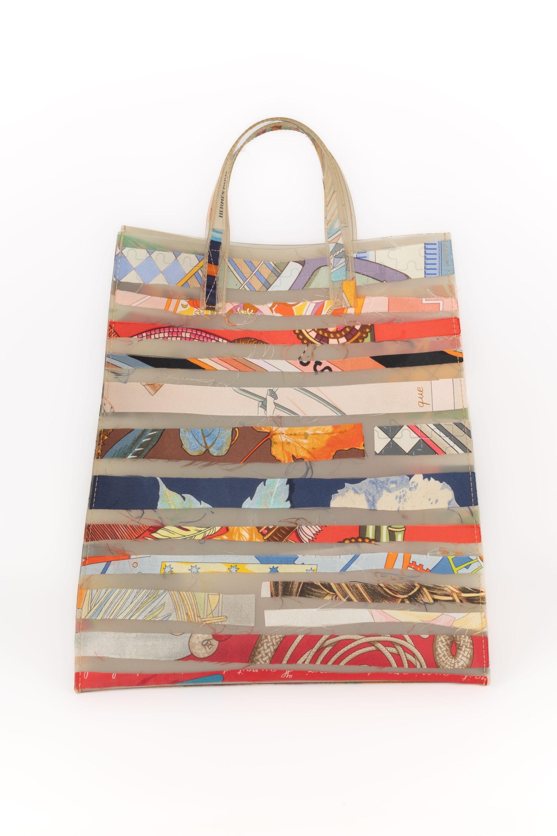 Hermès - (Made in France) 'Le Cas du Sac' ('The scenario of the bag') bag made of matte rubber with multicolored printed silk strip appliqués, and with a double handle.

Additional information:
Condition: Good condition
Dimensions: Height: 29 cm -