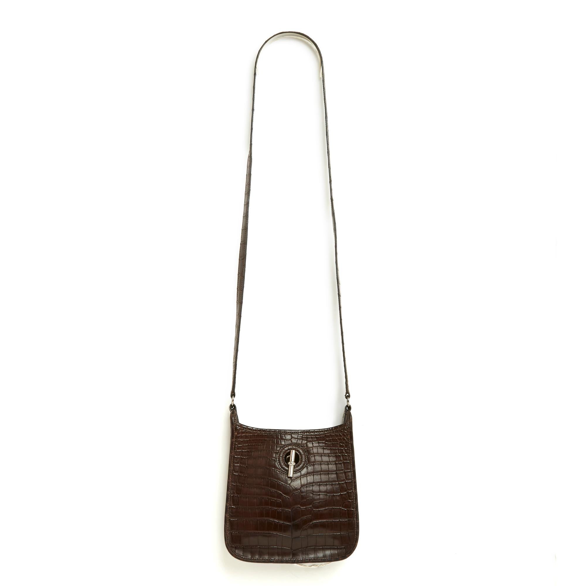 Hermès bag, Vespa model, TPM or 18 format, in exotic leather (Niloticus) ebony color (dark brown), anchor chain clasp, long shoulder strap for crossbody wear, year 2004. Width 18 cm x height 18 cm x depth 4 cm, shoulder strap 112 cm. The bag has
