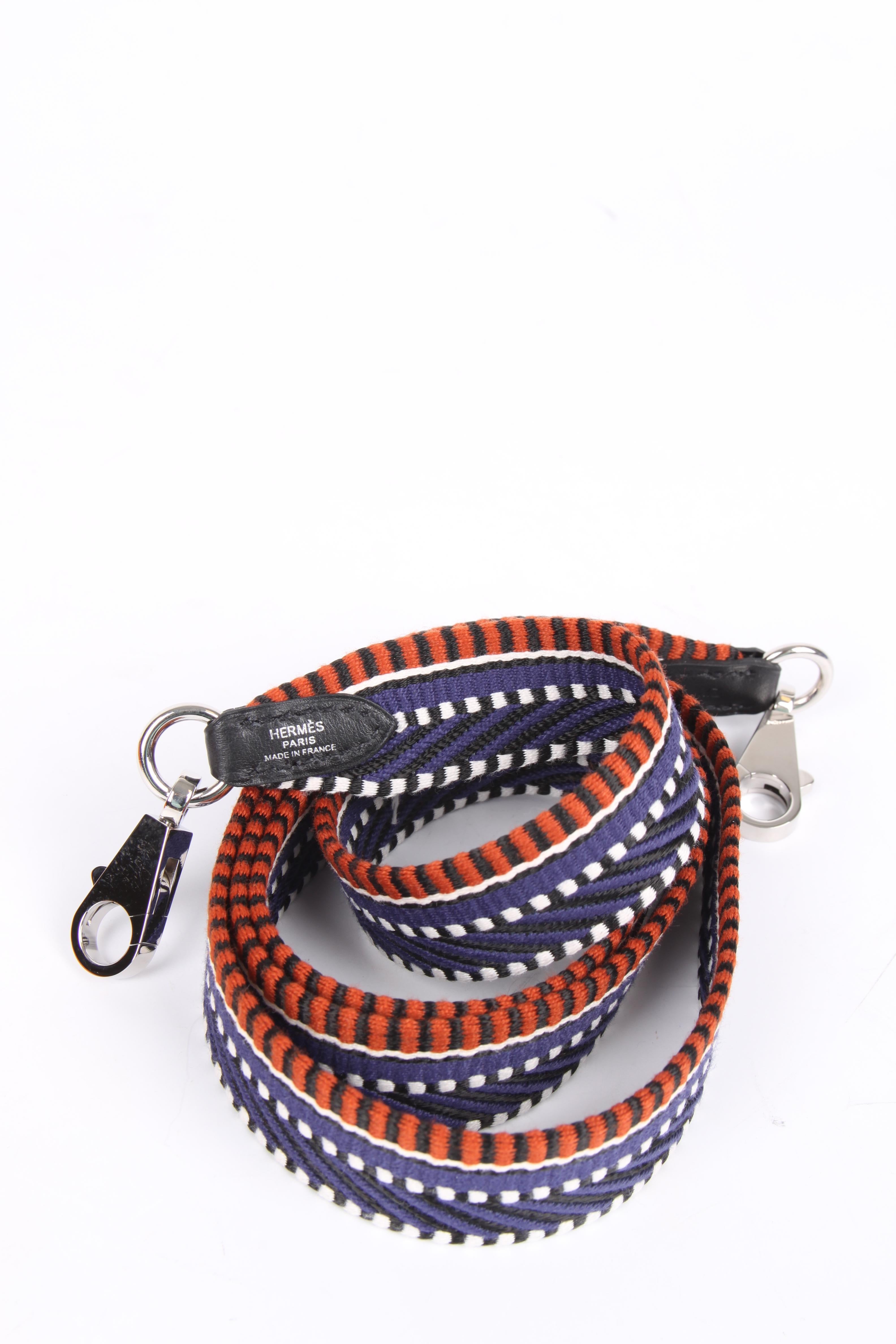 An original Hermès Bag strap! Cool!

This strap is woven in blue, orange, black and white. At the ends silver-tone clasps to attach it to your bag. So, click it on to your precious Kelly Bag and of you go!

Measurements: 10 x 2,5 centimeters
Code: C