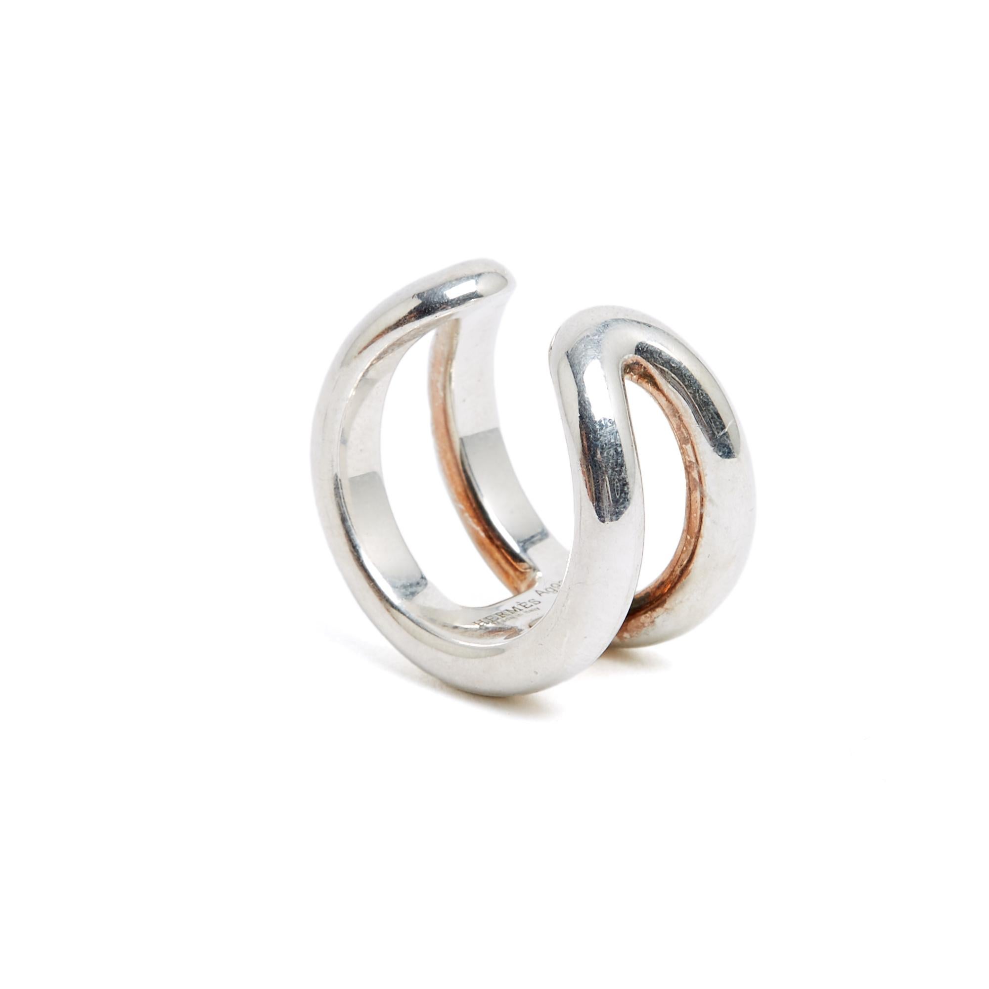 Bague Osmose Hermès en argent massif, Petit modèle TDD54, US6.75 ou 17.2 mm, largeur 1.35 cm, poids 12.63 gr. La bague présente des rayures d'usage mais est en très bon état, livrée dans une pochette iconique en tissu Hermès, magnifique à porter.