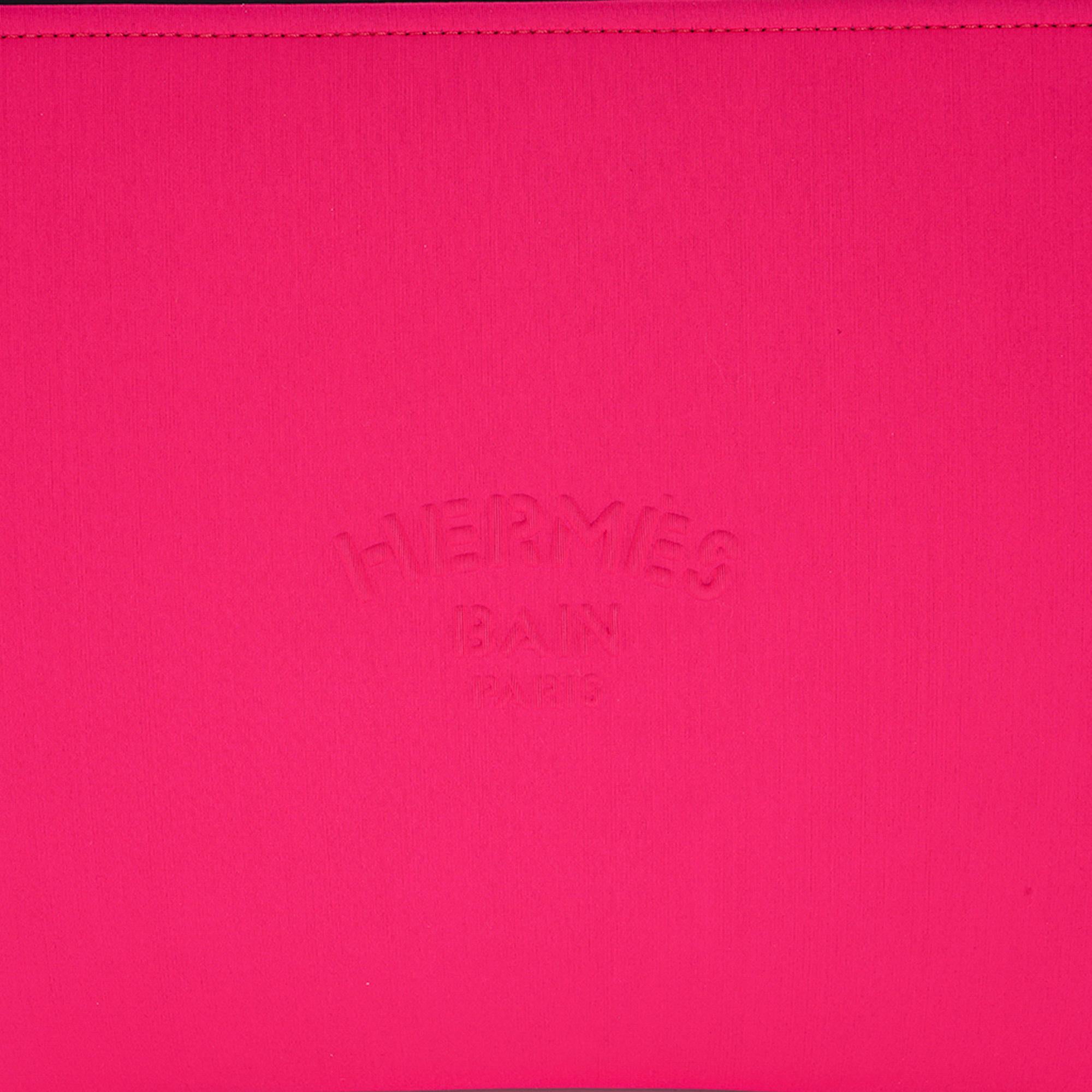 Mightychic offers a guaranteed authentic Hermes Neobain case featured in the large model.
Beautiful spring Rose Blogger pink is richly saturated with Hermes Bain Paris embossed in front.
Top black zipper with leather zipper toggle.
Water repellent