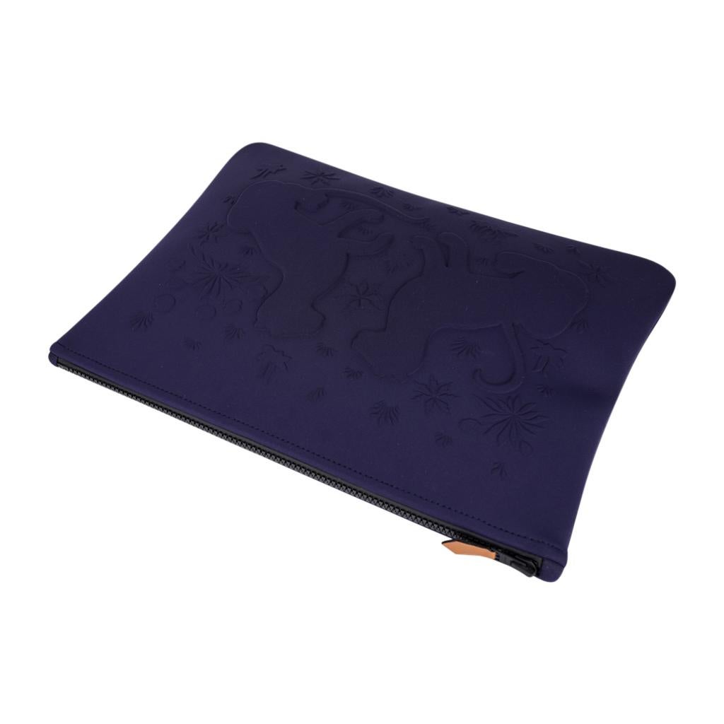 Hermès Bain Neobain Les Leopard Blue Marine Embossed Grand Modèle Neuf - En vente à Miami, FL