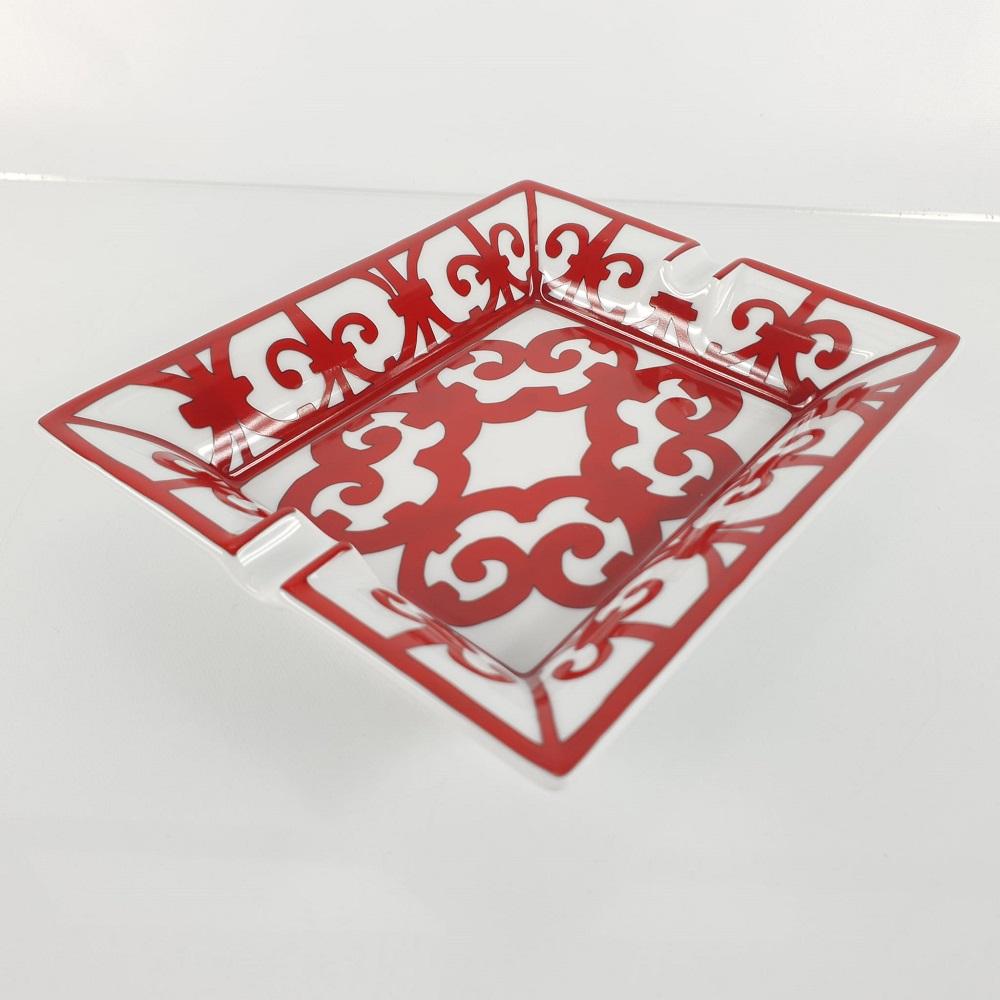 Ashtray in porcelain with velvet goatskin base
Dimensions: L 19.5 x W 16 cm

