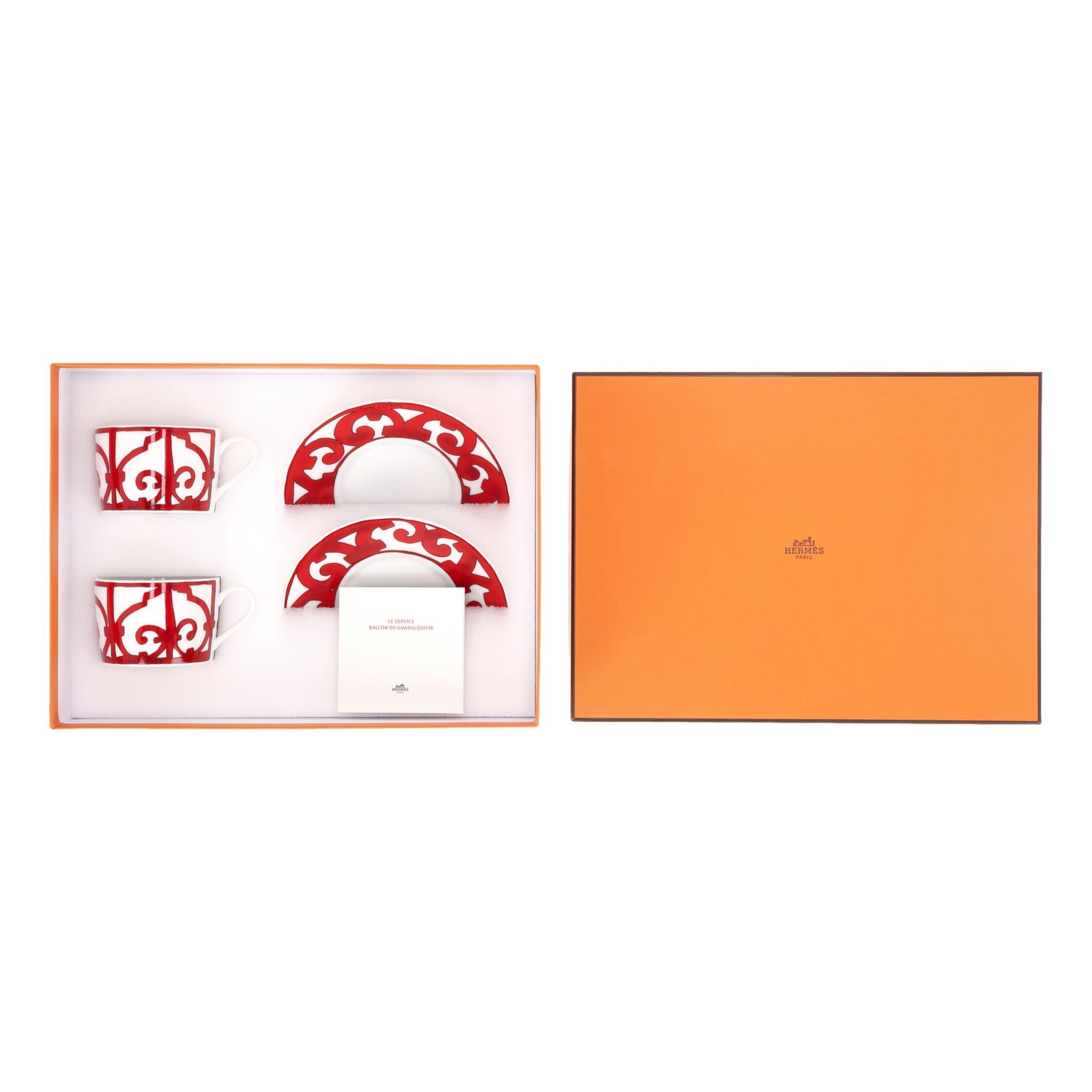 Brandneu - Hermes Balcon du Guadalquivir Frühstück Tasse & Untertasse Set von zwei

Aktuelle Saison/Ausverkauft - Diese Frühstückstasse mit Untertasse aus Porzellan wurde von Arielle de Brichambaut entworfen.

Das extravagante Rot auf Weiß ist eine