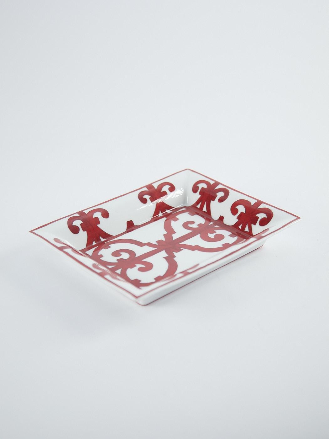 Hermès Balcon Du Guadalquivir  change tray in porcelain

Red & White

Velvet Goatskin base

Dimensions: L 21 x W 17 cm

Made in France
