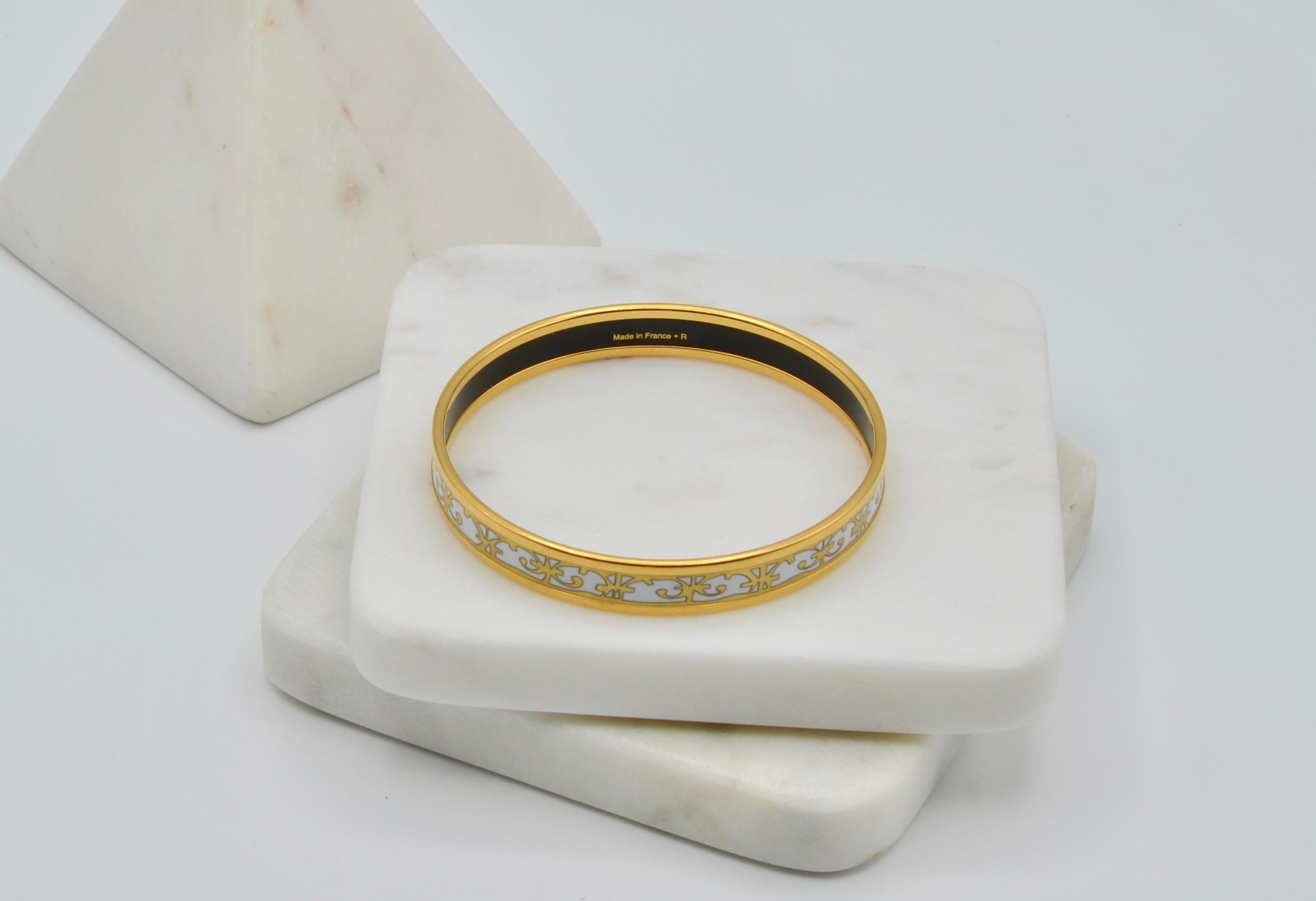 Hermes Paris Balcons du Guadalquivir enamel bangle bracelet in white and gold enamel, this wide statement is 3/8