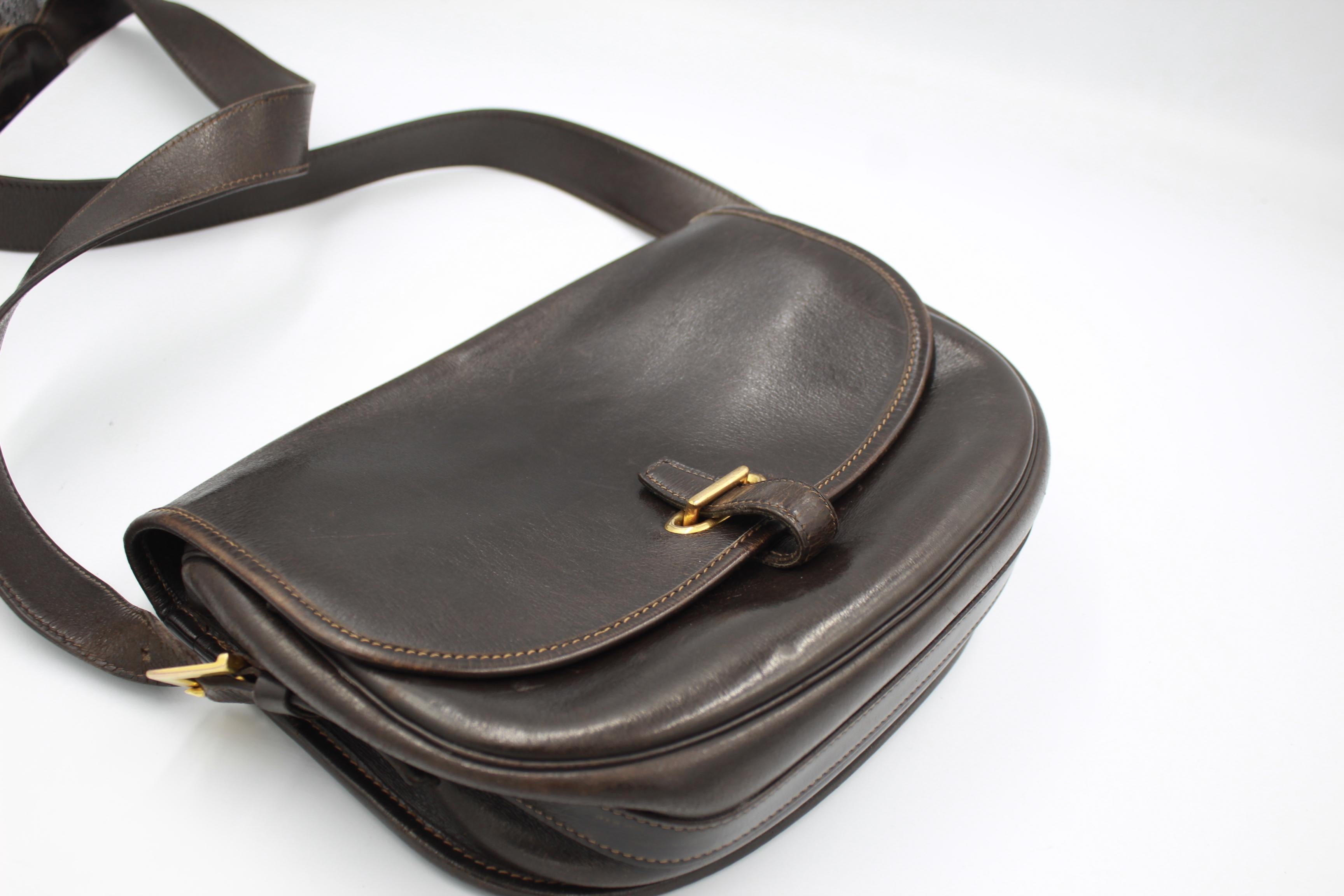 Hermes « Balle de Golf » handbag in dark brown leather/
Vintage bag.
Good vintage condition :
( leather cracked towards the flaps and little scratches on the leather ).
Can be wron cross body.
Adjustable shoulder strap.
16cm x 23cm x 6cm