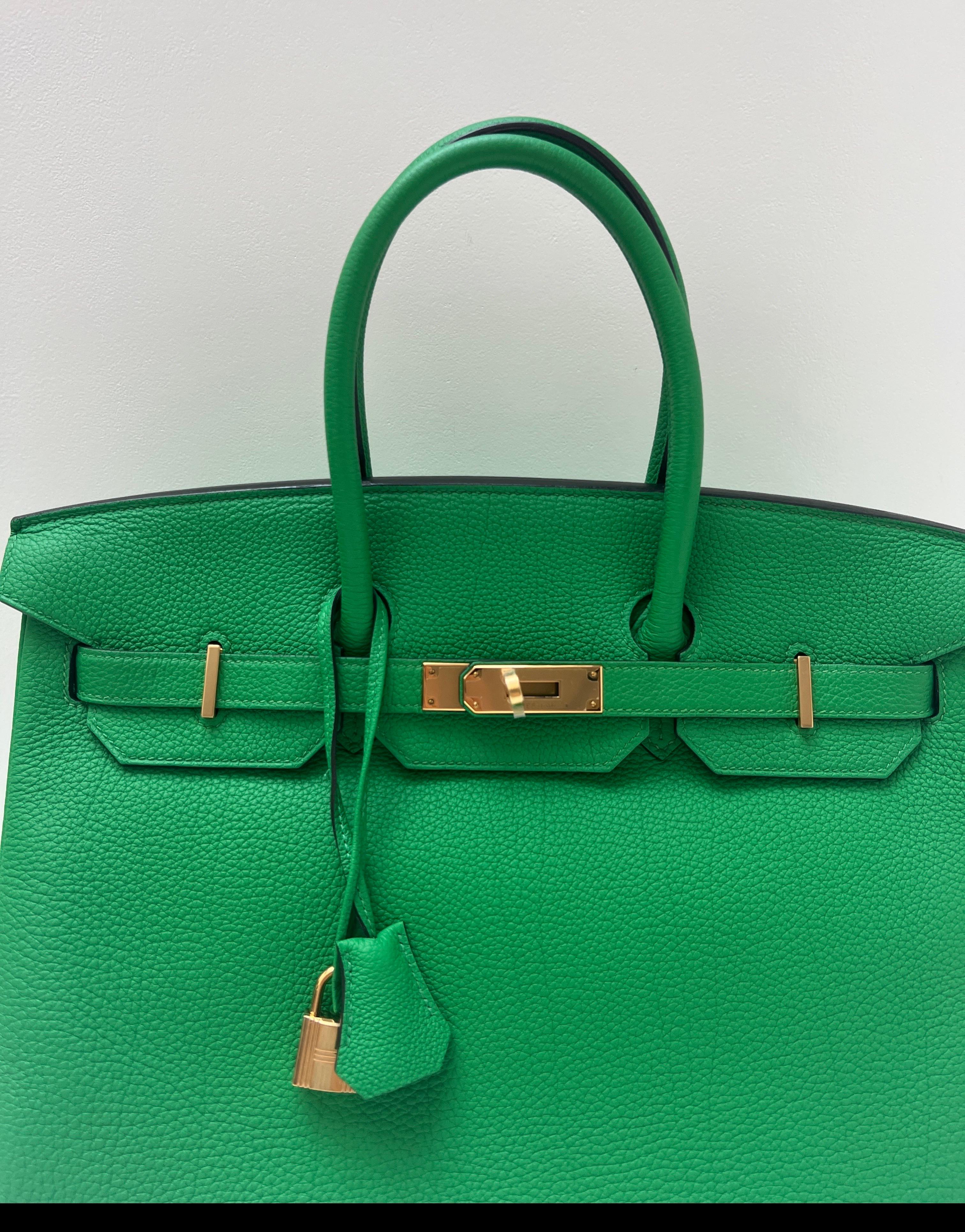 Bolso Hermes Birkin 35 verde bambú. Precioso verde vibrante con herrajes dorados. Cuero de Togo. Excelente estado. Plástico todavía en el hardware. Parece sin usar. El color verde más buscado. Interior limpio. Incluye clochette, candado, llaves y