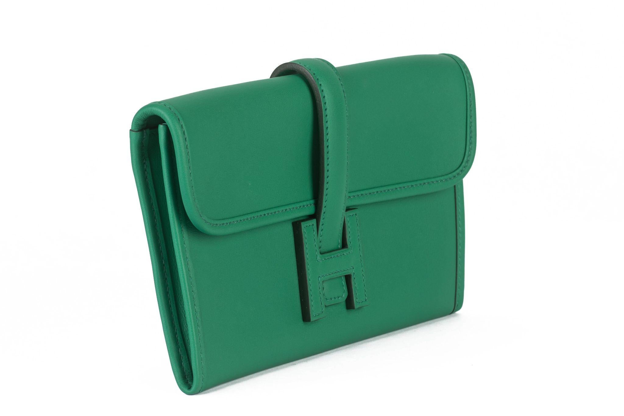 Diese Hermès Swift Jige Elan Clutch in Vert besteht aus Kalbsleder, einer überkreuzten Klappe und einem Riemen, der sich unter einem ledernen Hermes 