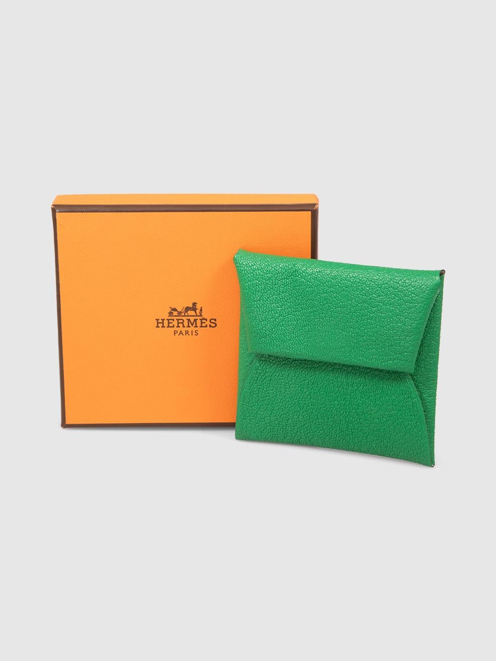 CONDIZIONE: molto buona. L'usura dell'astuccio è minima. Usura minima sul retro, dove sono visibili piccoli segni su questo articolo usato di Hermès. Questo astuccio viene fornito nella scatola originale.
 

 Dettagli
 

 

 Model: Bastia
 

 Bambou