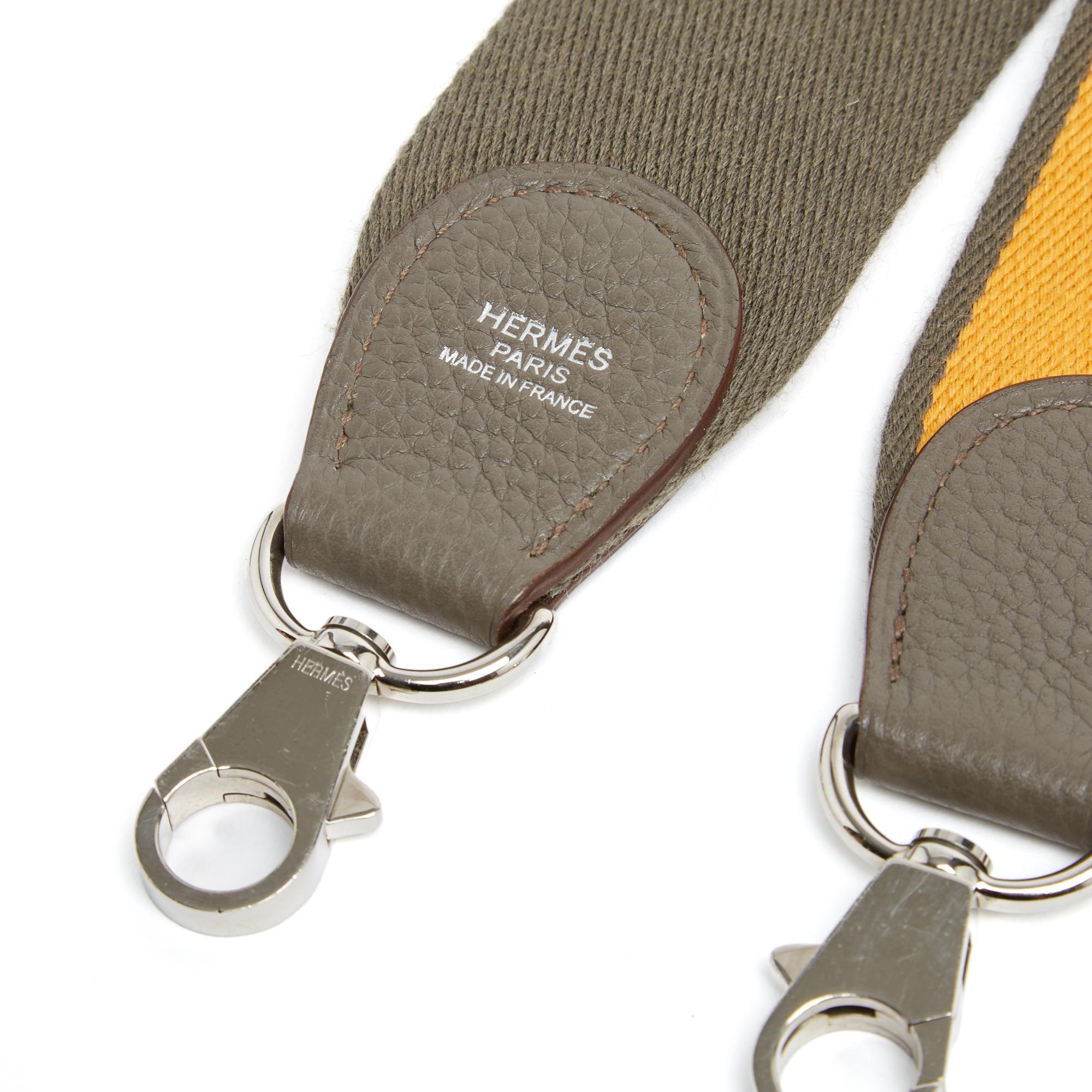 Hermès large shoulder strap in cotton, etoupe color on one side and saffron yellow edged with etoupe on the other, grained etoupe leather, rings and carabiners in silver metal, signed. Length 72 cm x width 5 cm. The shoulder strap has probably been