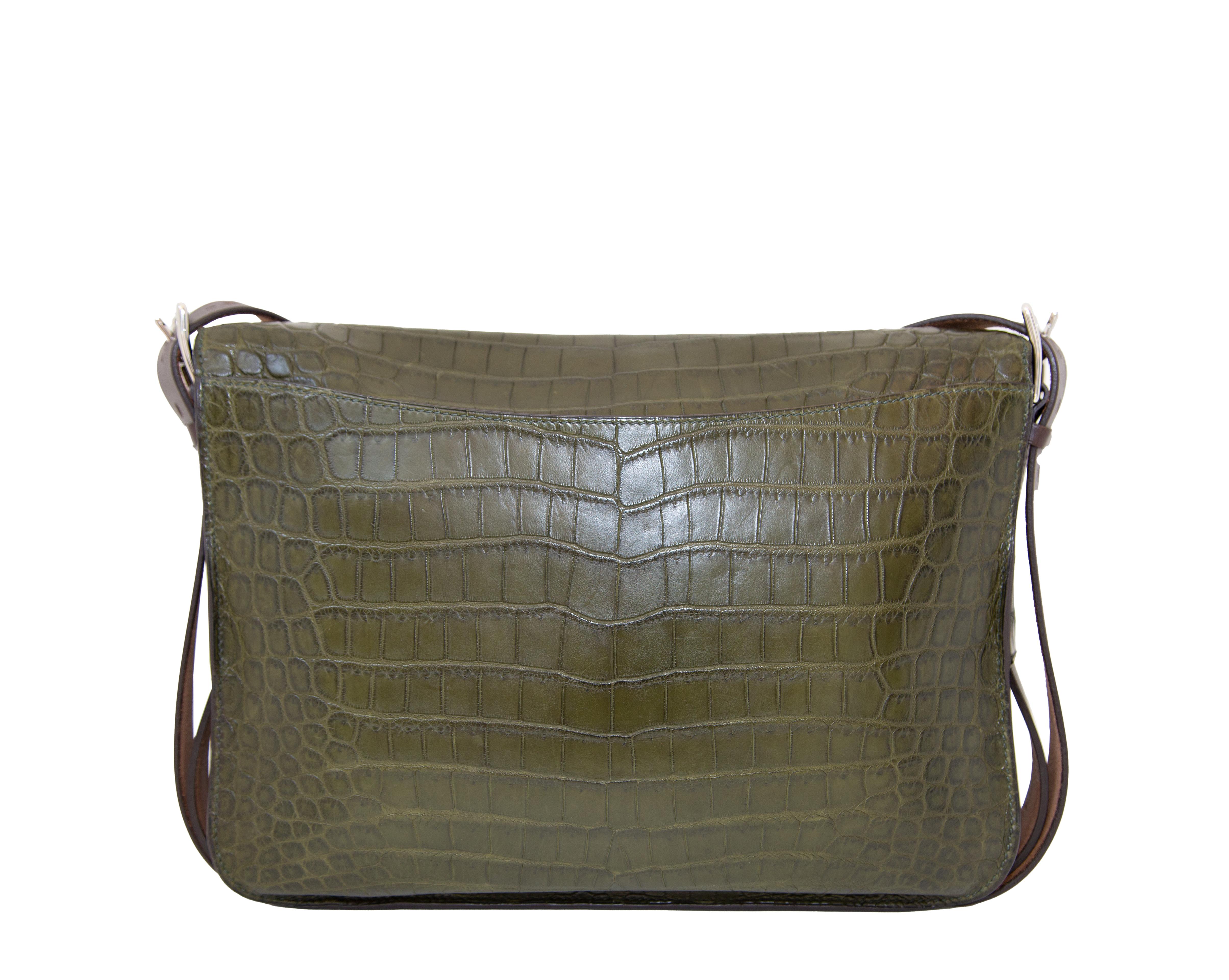 Expertly crafted from luxurious exotic leather, the Hermès 2015 Barda Messenger Bag is a chic and sophisticated choice for any occasion. The crossbody design offers convenience and practicality. 

- Exotic Leather
- Circa 2015
- Vert Veronese
-