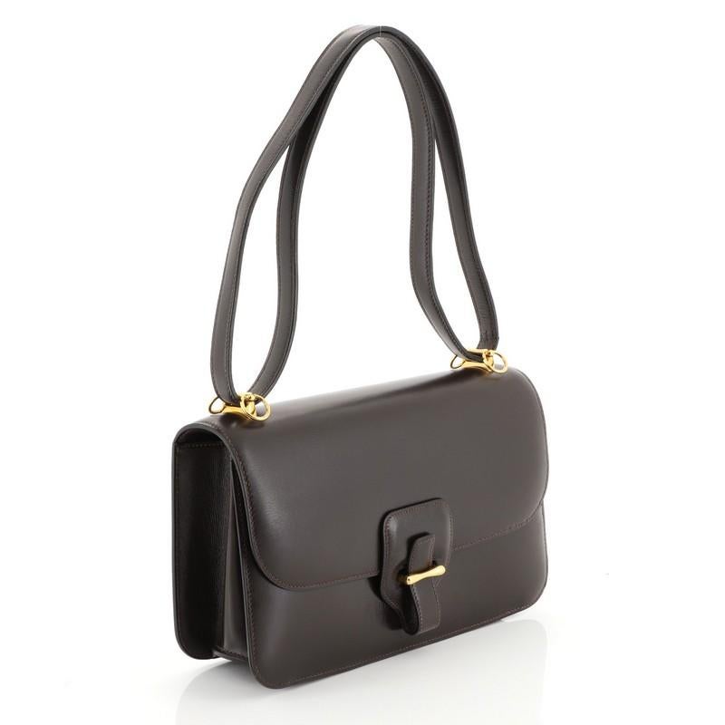 This Hermes Bardo Golf Shoulder Bag Box Calf, crafted from Marron Fonce brown Box Calf leather, features flat shoulder strap, zip pocket under flap, and Gold hardware. Its flap opens to a Marron Fonce brown Box Calf and Chevre leather with slip