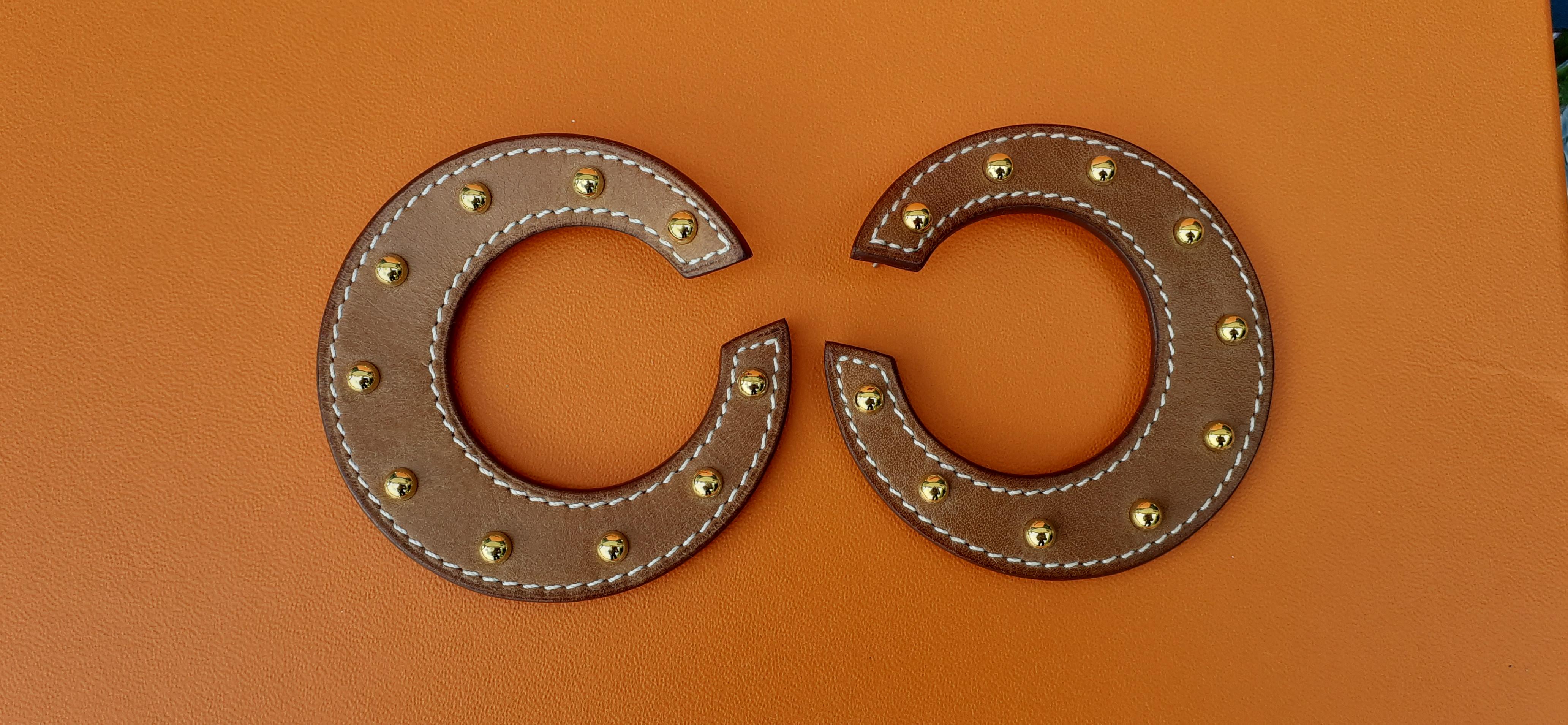Beautiful Authentic Hermès Earrings

Shape: open round

For pierced ears

Made in France

Made of Barenia and Gold plated Hardware

Colorways: Brown, Golden, White stitching

