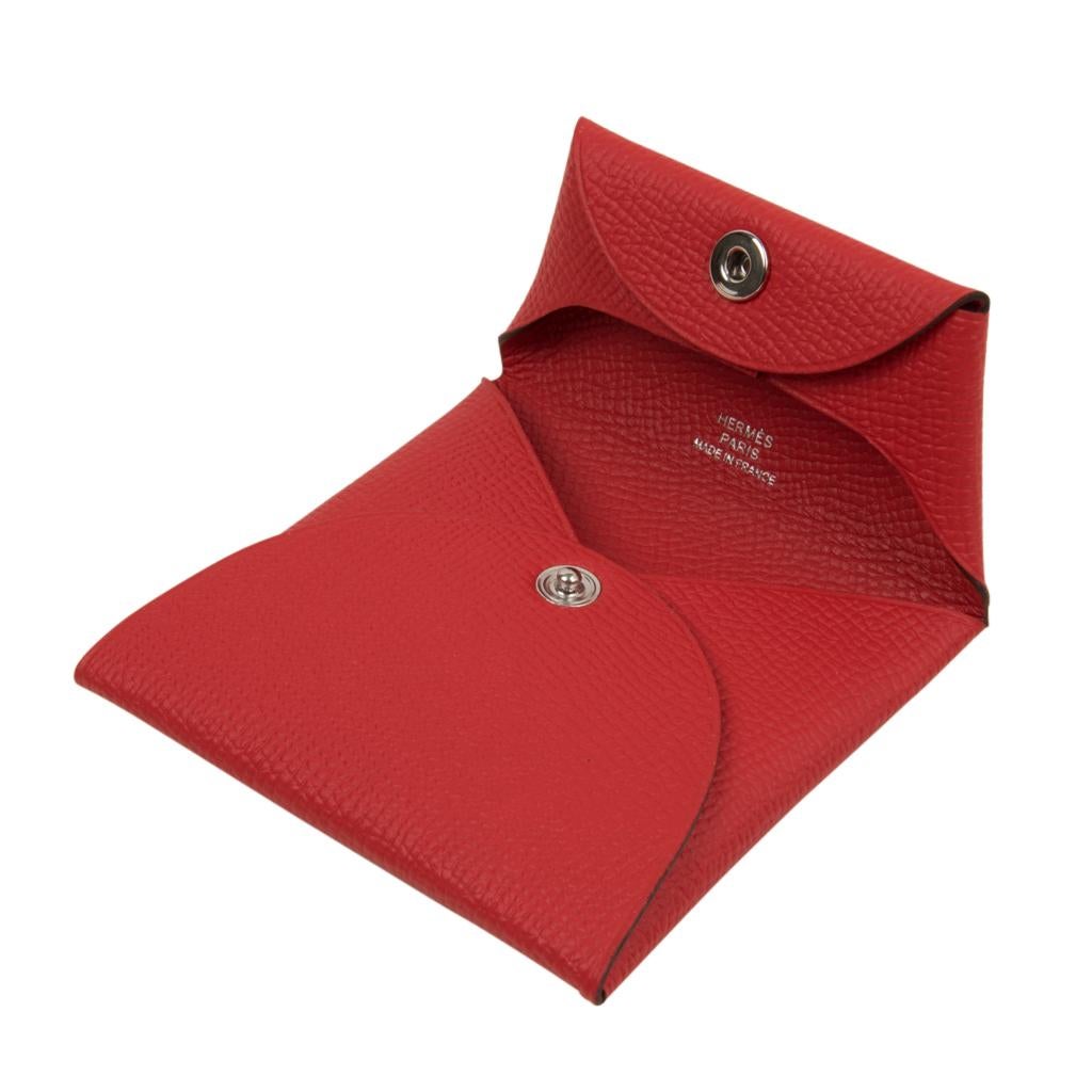 Mightychic propose un porte-monnaie Hermès Bastia avec le très convoité Rouge De Coeur  en cuir d'Epsom.
Le plus charmant des ajouts à un sac !
Fermeture à bouton pression en palladium.
NEW ou NEVER WORN
Livré avec la boîte et le ruban Hermès.
