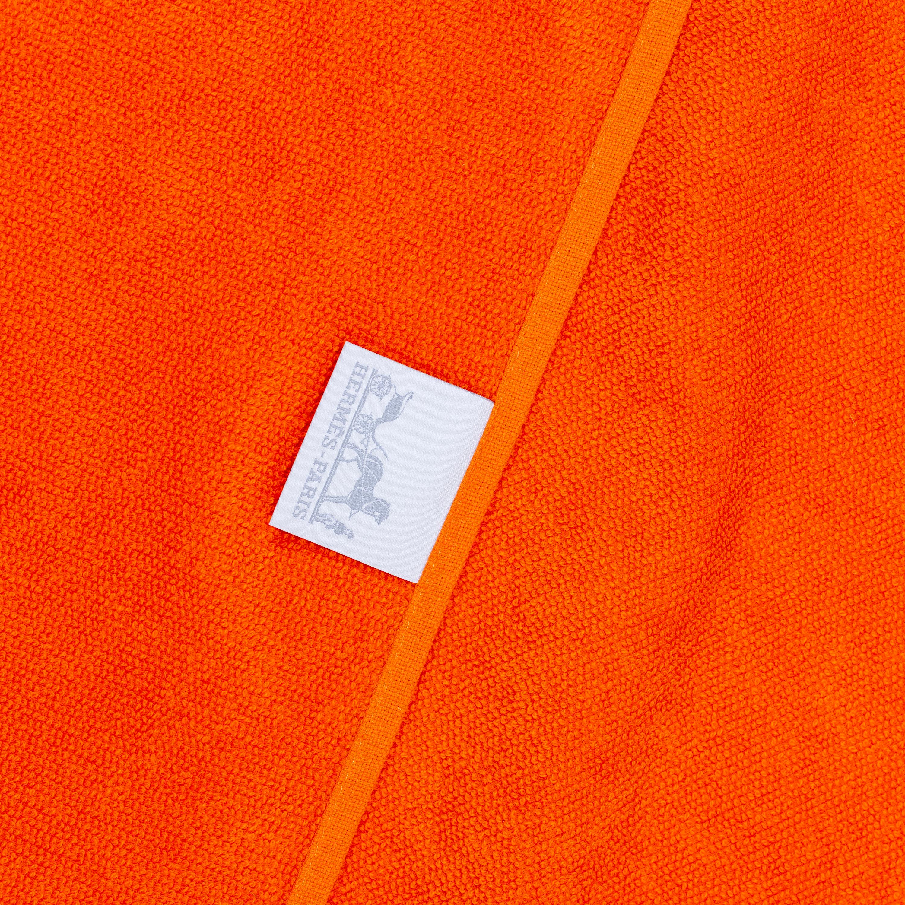 Badetuch für den Strand - 100% gekämmte Baumwolle - Orange - 177x129cm - NWCTS - 2510111731

Marke: Hermès
Typ/Modell: Strandtuch
Design Name: Hermès Gesticktes Logo (kein benanntes Design)
Künstler: Hermès Studio
Größe: 177cm x 172cm (ohne Fransen