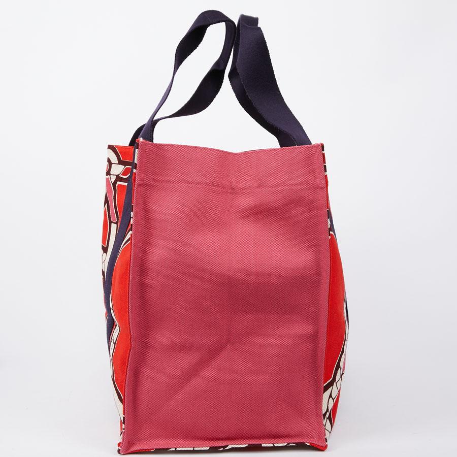 This Hermes maxi beach bag is made from red cotton canvas printed with marine ropes. Very light it does not close, but it has a zipped pocket 