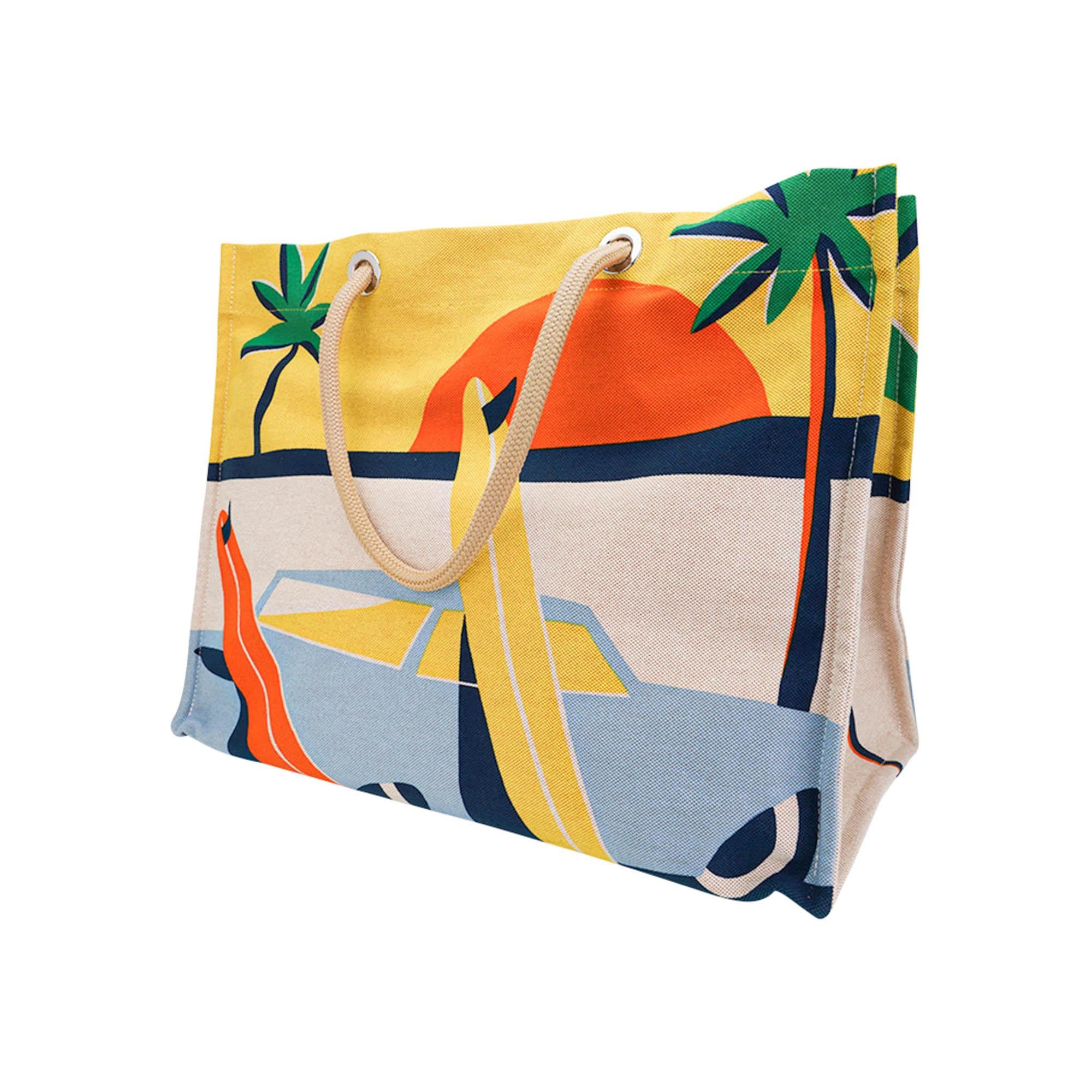 Mightychic propose un sac de plage Hermes Apres la Vague dans les coloris Jaune et Bleu.
Ce fourre-tout de plage Hermès en toile de coton est influencé par la fin d'une journée de surf lors d'une journée californienne paresseuse.
Les poignées sont