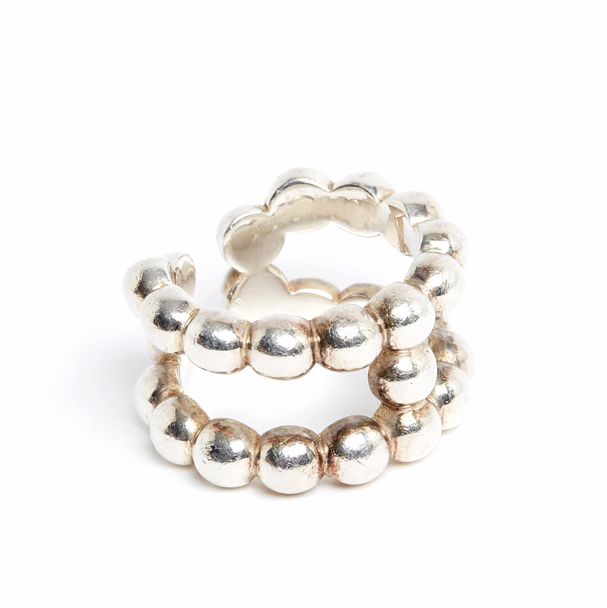 Bague modèle Hermès Osmose en argent 925/1000 avec motif perlé, taille 56 (délicatement ajustable). Largeur de l'anneau : 1,4 cm. La bague a été portée mais elle reste en très bon état, iconique super chic dans ce modèle.