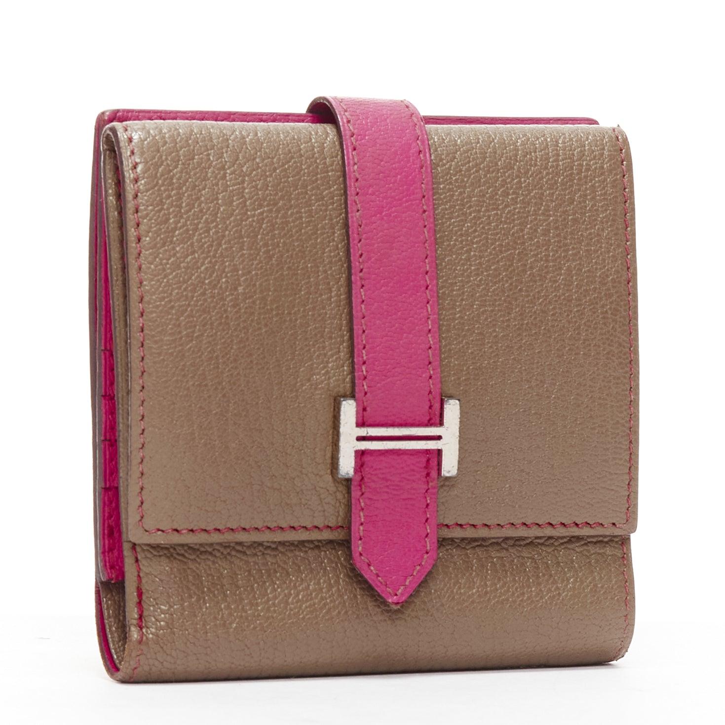 HERMES Bearn brown pink leather H logo strap bifold square wallet
Reference: AAWC/A00989
Brand: Hermes
Model: Bearn
Material: Leather
Color: Pink, Brown
Pattern: Solid
Closure: Loop Through
Lining: Pink Leather
Extra Details: Loop through front and