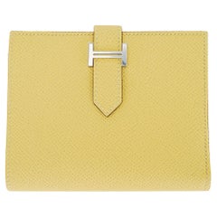 kompakte Verso Brieftasche Jaune Poussin / Nata Gold Hardware Epsom von Hermès