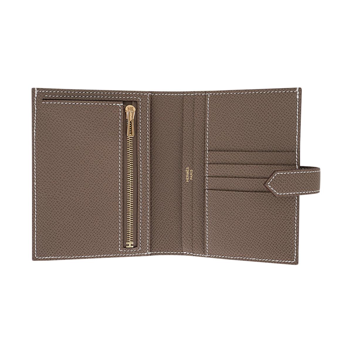 Mightychic offers an Hermes Bearn compact wallet featured in Etoupe and Epsom leather.
White topstitch.
This classic wallet has Gold hardware.
4 credit card slots and 4 pockets.
1 bill pocket.
Zip change purse.
New or Pristine Store Fresh