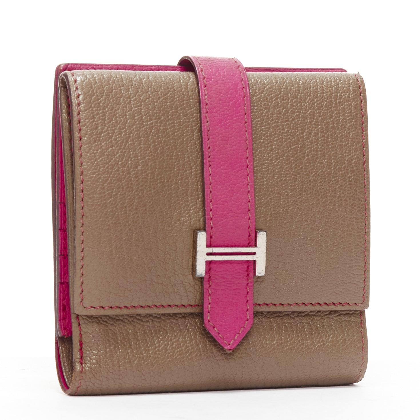 HERMES Bearn taupe pink leather H logo strap bifold square wallet
Reference: AAWC/A00989
Brand: Hermes
Model: Bearn
Material: Leather
Color: Pink, Brown
Pattern: Solid
Closure: Loop Through
Lining: Pink Leather
Extra Details: Loop through front and