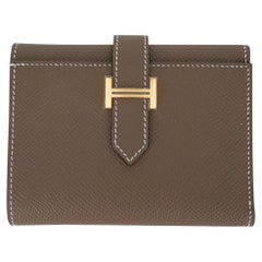 Hermès Bearn Combine Tri-Fold Compact Brieftasche Etoupe Gold Hardware Epsom Leder
