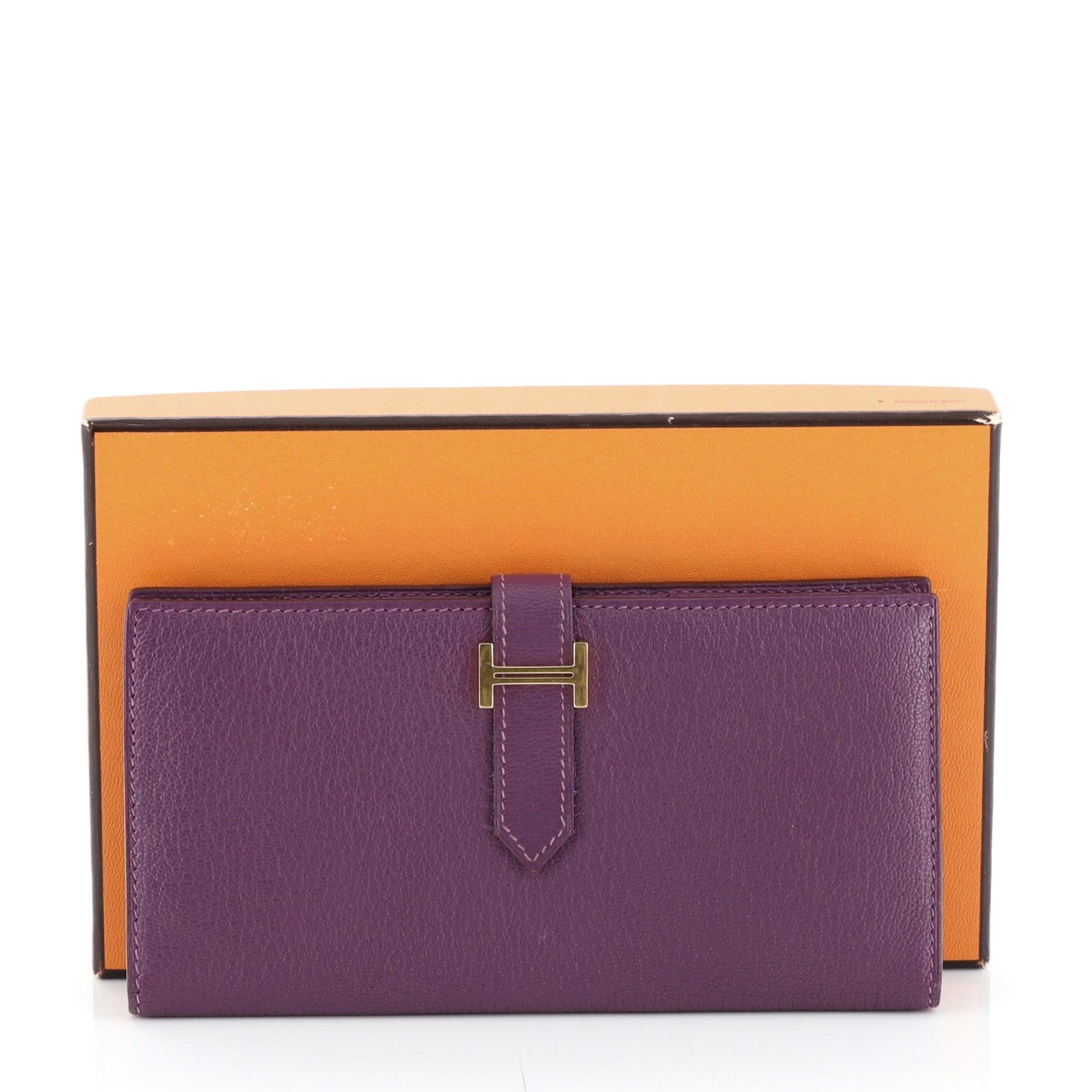 This Hermes Bearn Wallet Chevre Mysore Long, crafted from Parme purple Chevre Mysore leather, features an 'H' tab closure and palladium hardware. Its tab closure opens to a Parme purple Chevre leather interior with multiple card slots and zip