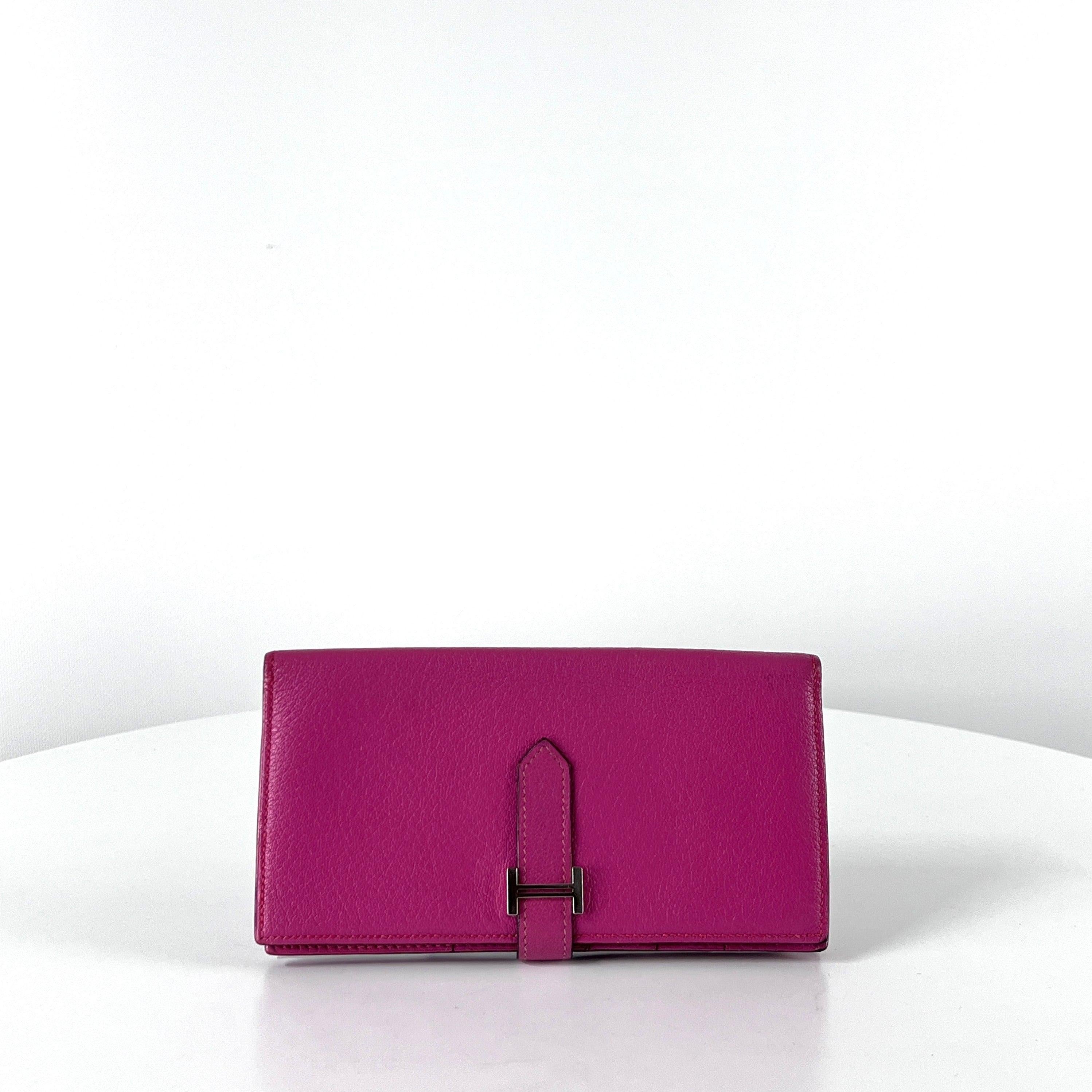 Chic Hermès Béarn wallet in pink leather with gold-tone “H” tab closure. Interior with three slip pockets, five card slots and a zipped coin pocket.
Date code ☐L (2008), made in France.
The wallet is in very good condition; lightly worn and well