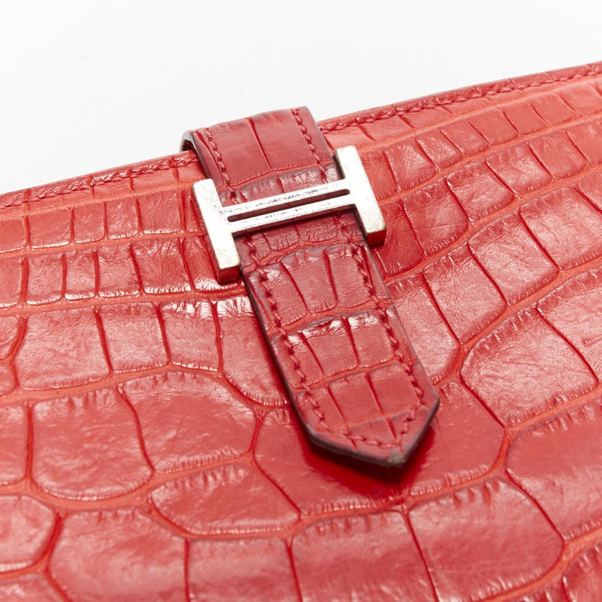 HERMÈS Bearne, portefeuille long rouge en cuir à échelle argentée avec logo H en vente 1
