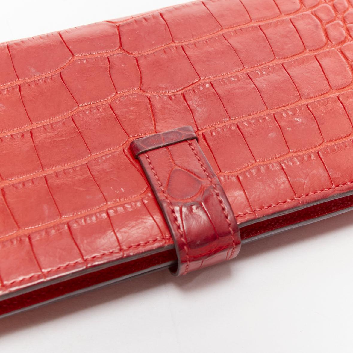 HERMÈS Bearne, portefeuille long rouge en cuir à échelle argentée avec logo H en vente 2