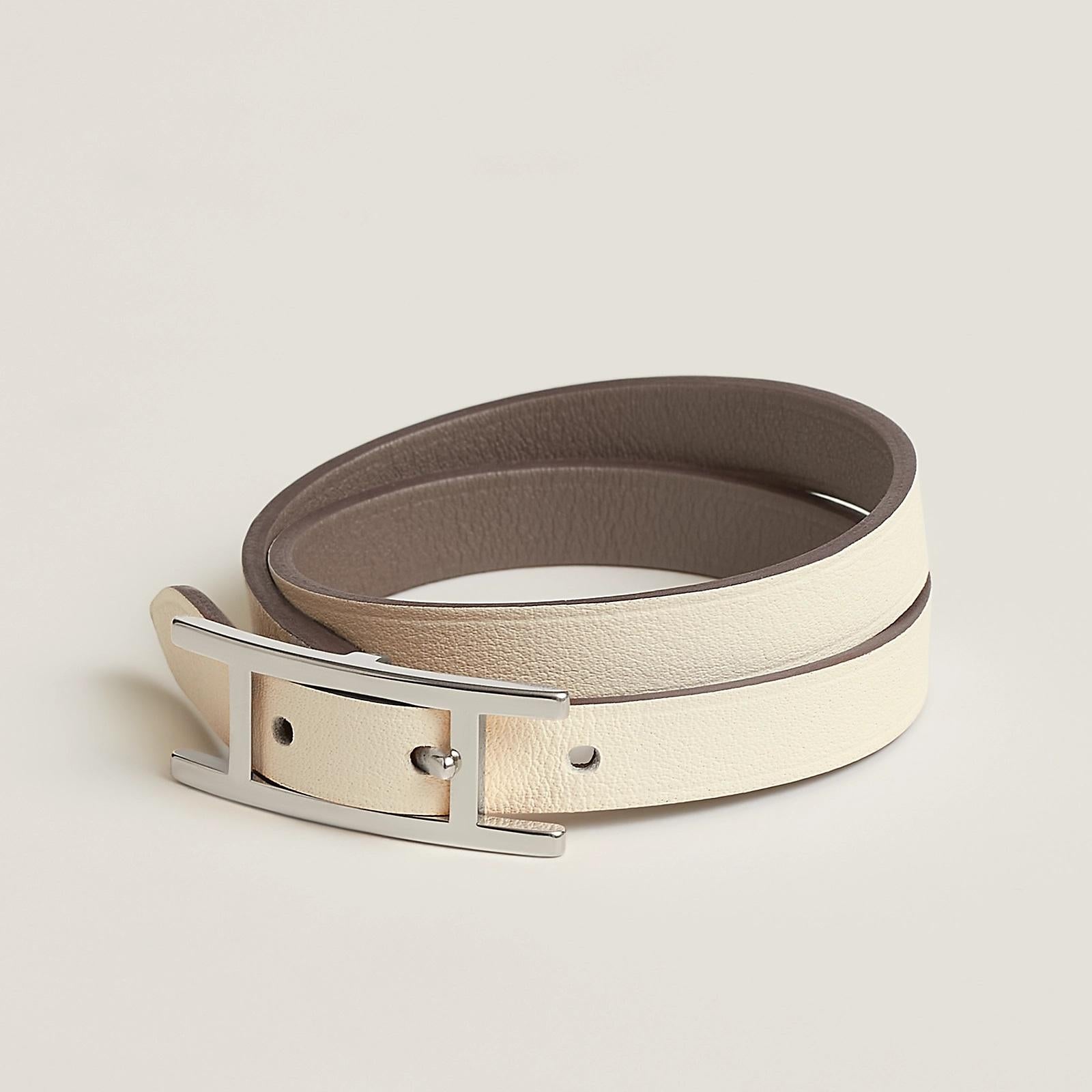 Color Oakum / Natural Size T2 15.5cm
Reversible double wrap bracelet in Swift calfskin, adorned with the iconic Hapi buckle. Palladium finish.
14.5cm to 15.5cm wrist circumference  Leather width: 0.7 cm