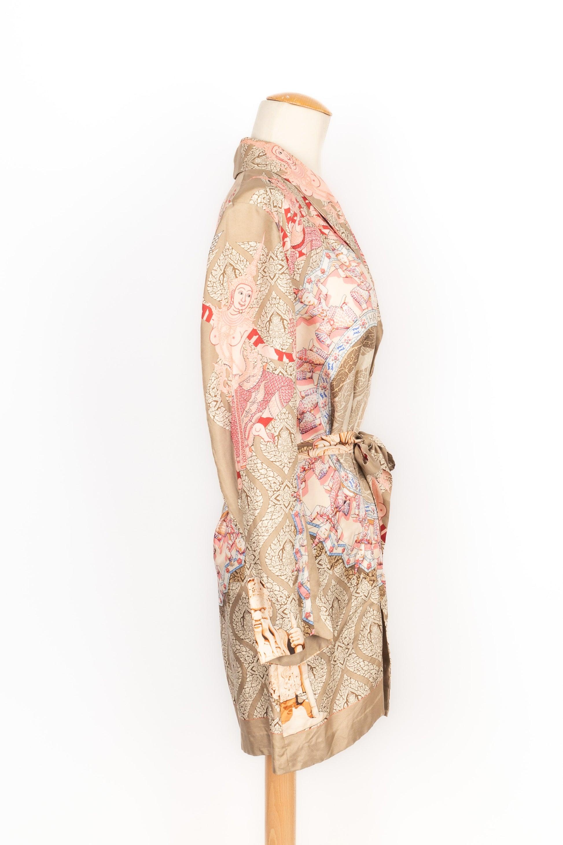 HERMÈS - (Made in France) Beige and pink silk robe with the 'Siam' theme designed by Vladimir Rybaltchenko. Size 42FR.

Additional information:
Condition: Good condition
Dimensions: Shoulder width: 60 cm - Length: 88 cm

SKU:FV191