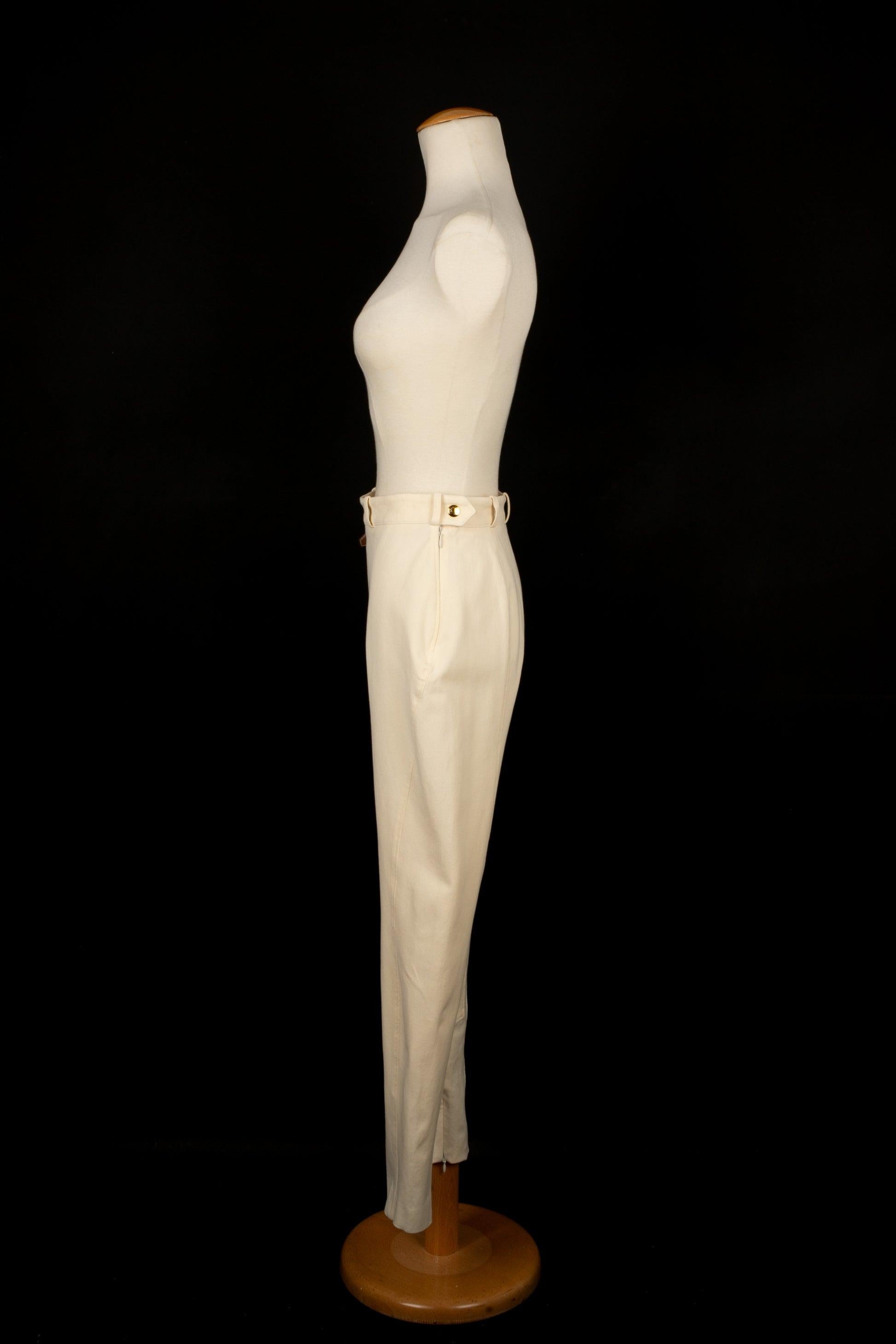 Hermès - (Made in France) Beige blended cotton horserider pants. Size 42FR indicated.

Additional information:
Condition: Very good condition
Dimensions: Waist: 34 cm - Hips: 47 cm - Length: 96 cm

Seller Reference: FJ82
