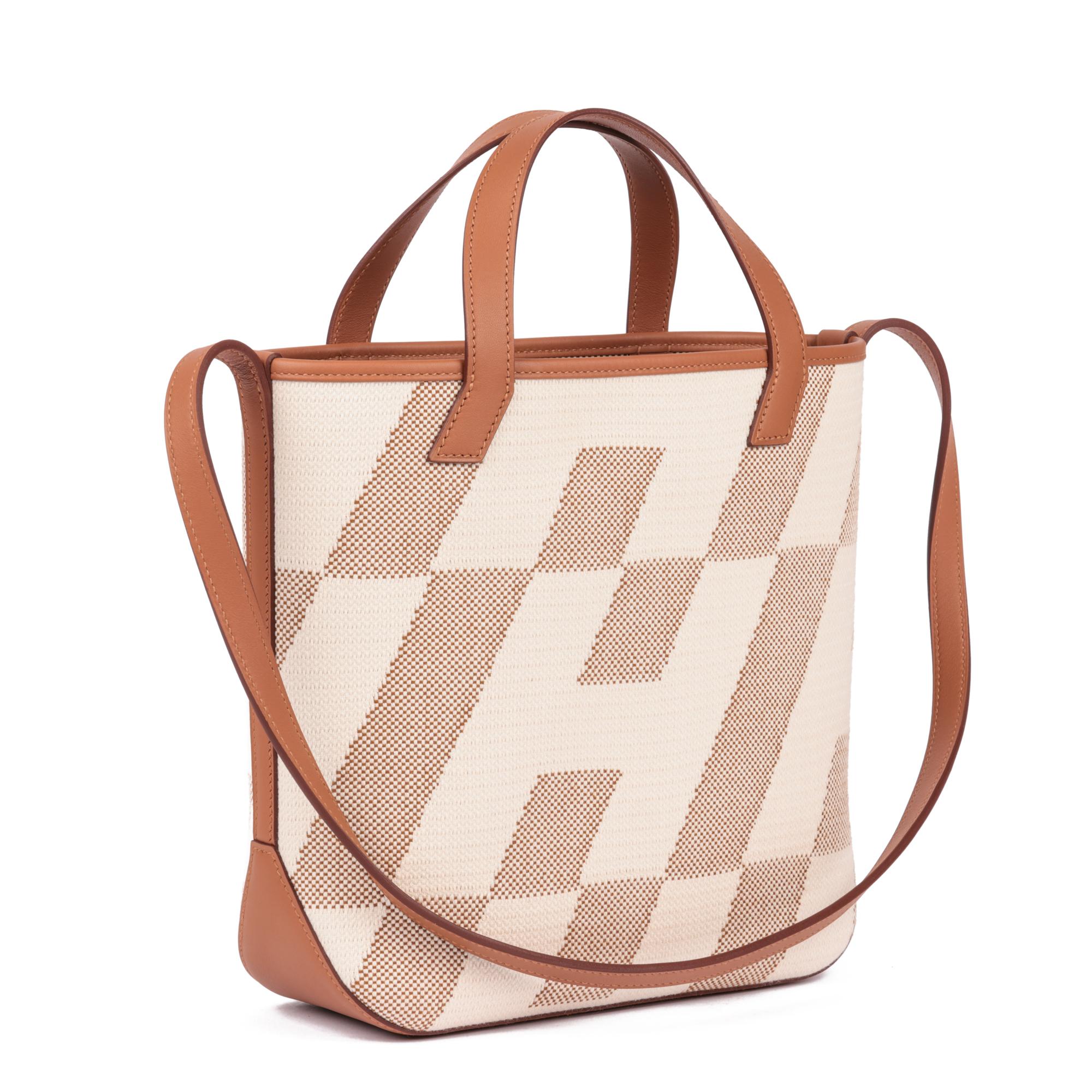 HERMÈS
Beige Canvas & Gold Swift Leather Cabas H en Biais 27 bag

Xupes Reference: CB834
Serial Number: U
Age (Circa): 2022
Accompanied By: Hermès Dust Bag, Box, Ribbon
Authenticity Details: Date Stamp (Made in France)
Gender: Ladies
Type: Tote,