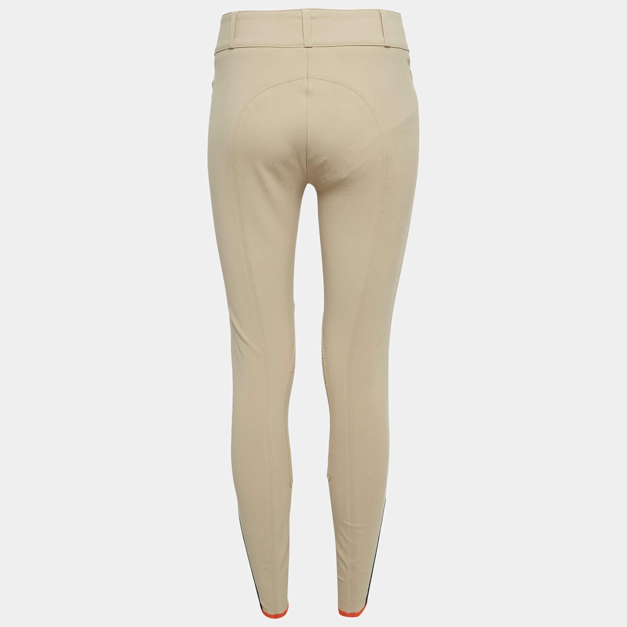 Wie stilvoll und edel sind diese Hermès Reithosen! Die Hose ist aus hochwertigen Stoffen gefertigt und hat eine tolle Passform. Ergänzen Sie sie mit einem schicken Crop-Top.

