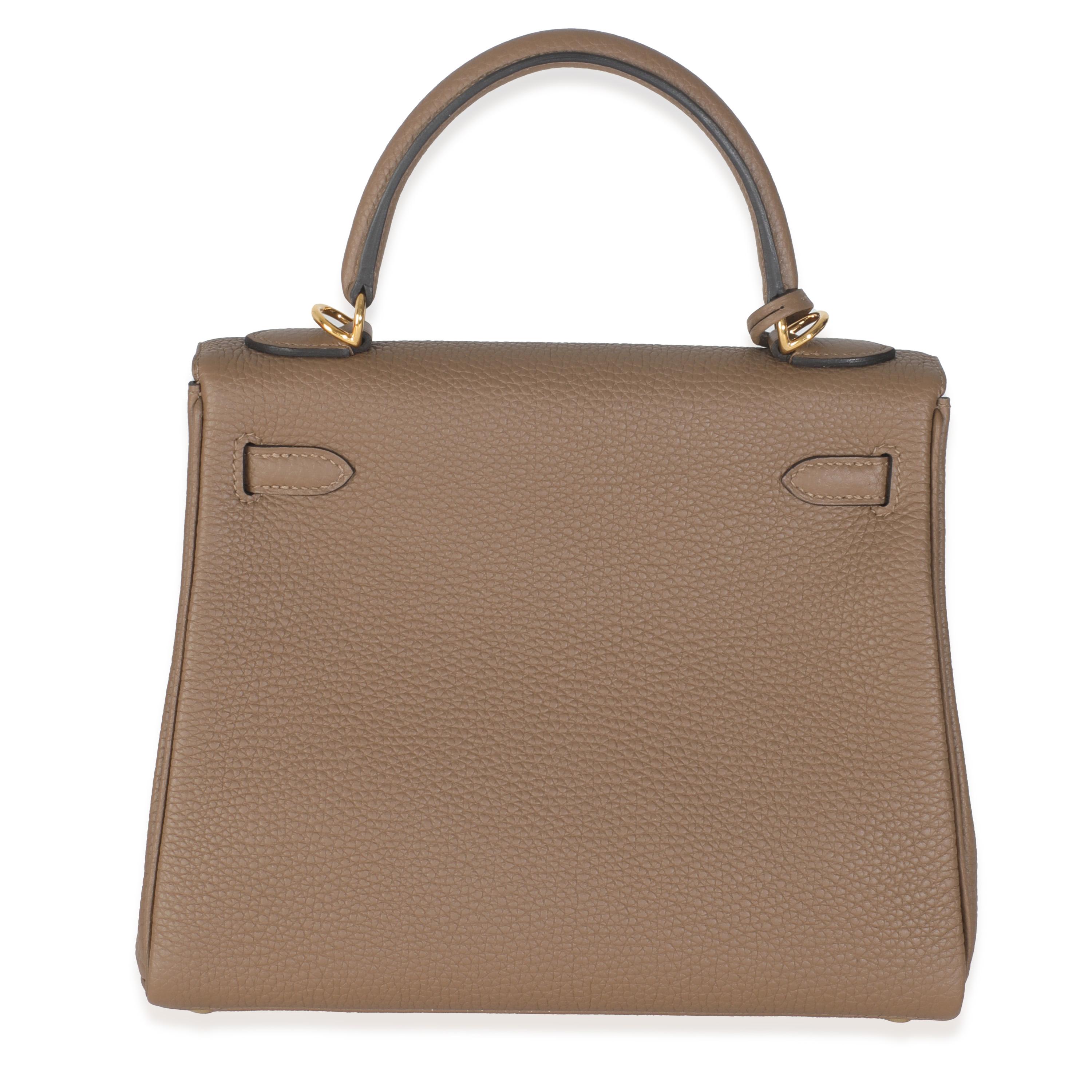Titolo: Hermès Beige De Weimar Togo Retourne Kelly 25 GHW
SKU: M145936
Condizioni: Usato 
Condit Description: Rinominata ufficialmente nel 1977, la tote bag Kelly di Hermès si chiamava originariamente Sac à Dépêches (che si traduce come 