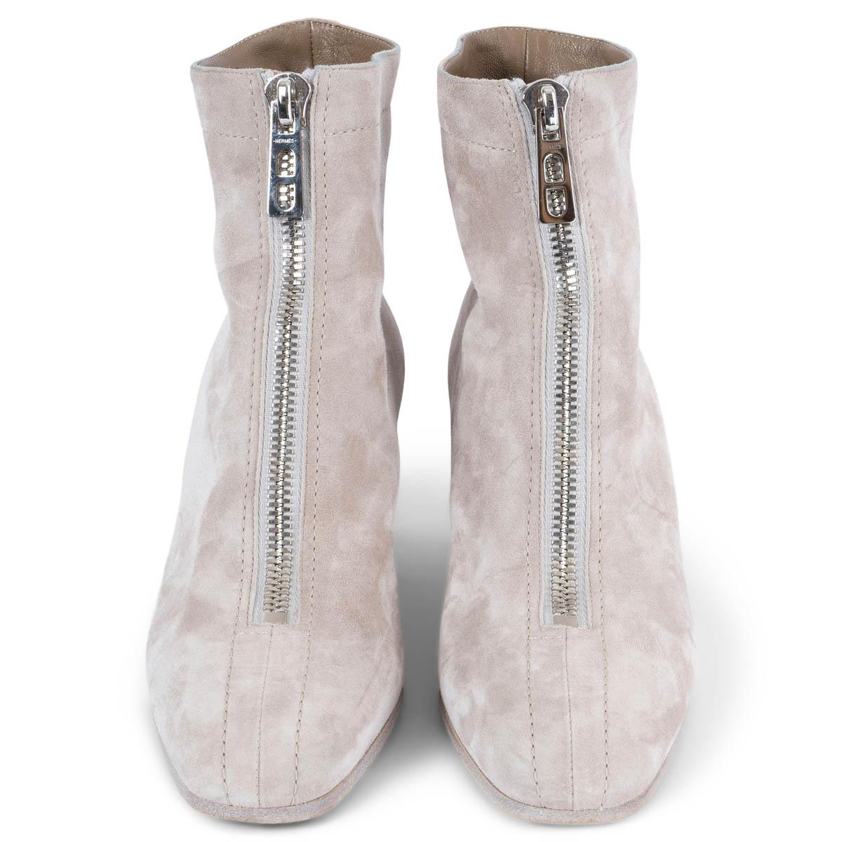 100% authentique Hermès Becky ankle-boots in Beige Grege (nude) suede. Il est doté d'un talon en cuir superposé et d'un détail en métal argenté. Ouvert avec fermetures à glissière vers le bas  l'avant. Doublure en cuir. Ils ont été portés et sont en