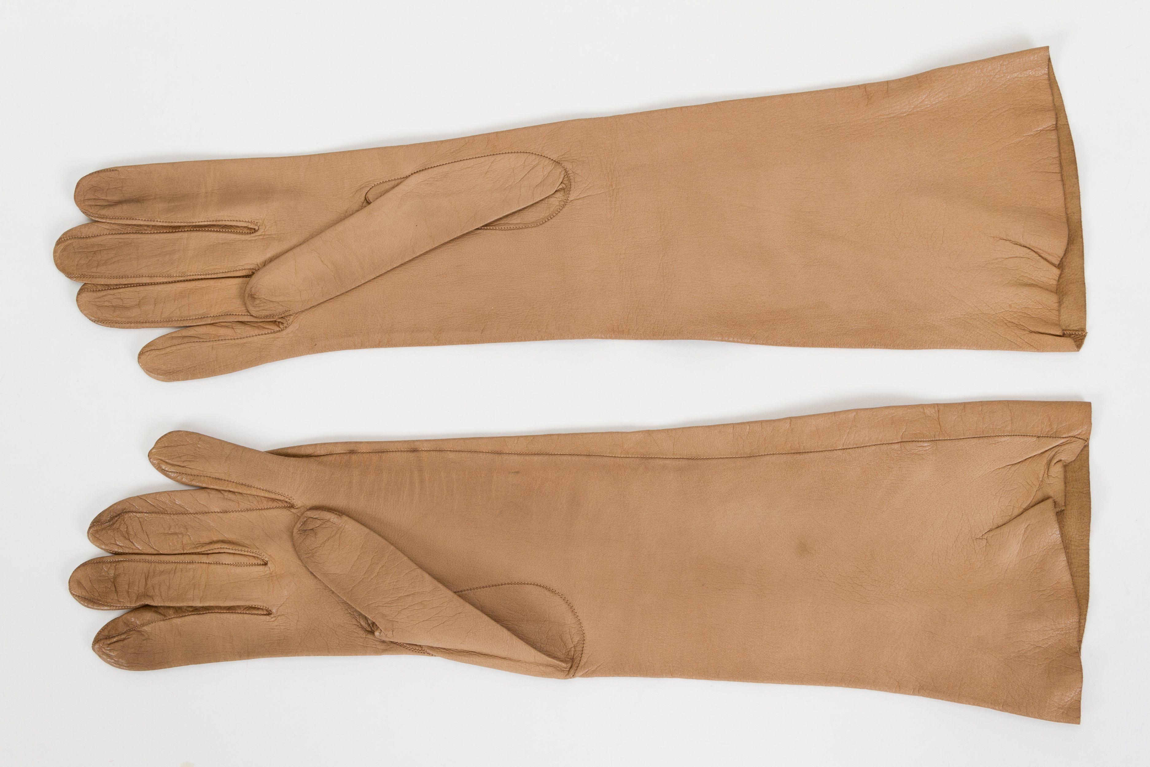 Hermès Butter Lammfell lange Damenhandschuhe. Kamel/Beige-Ton. Größe 6. Zeigt mittlere Abnutzung.