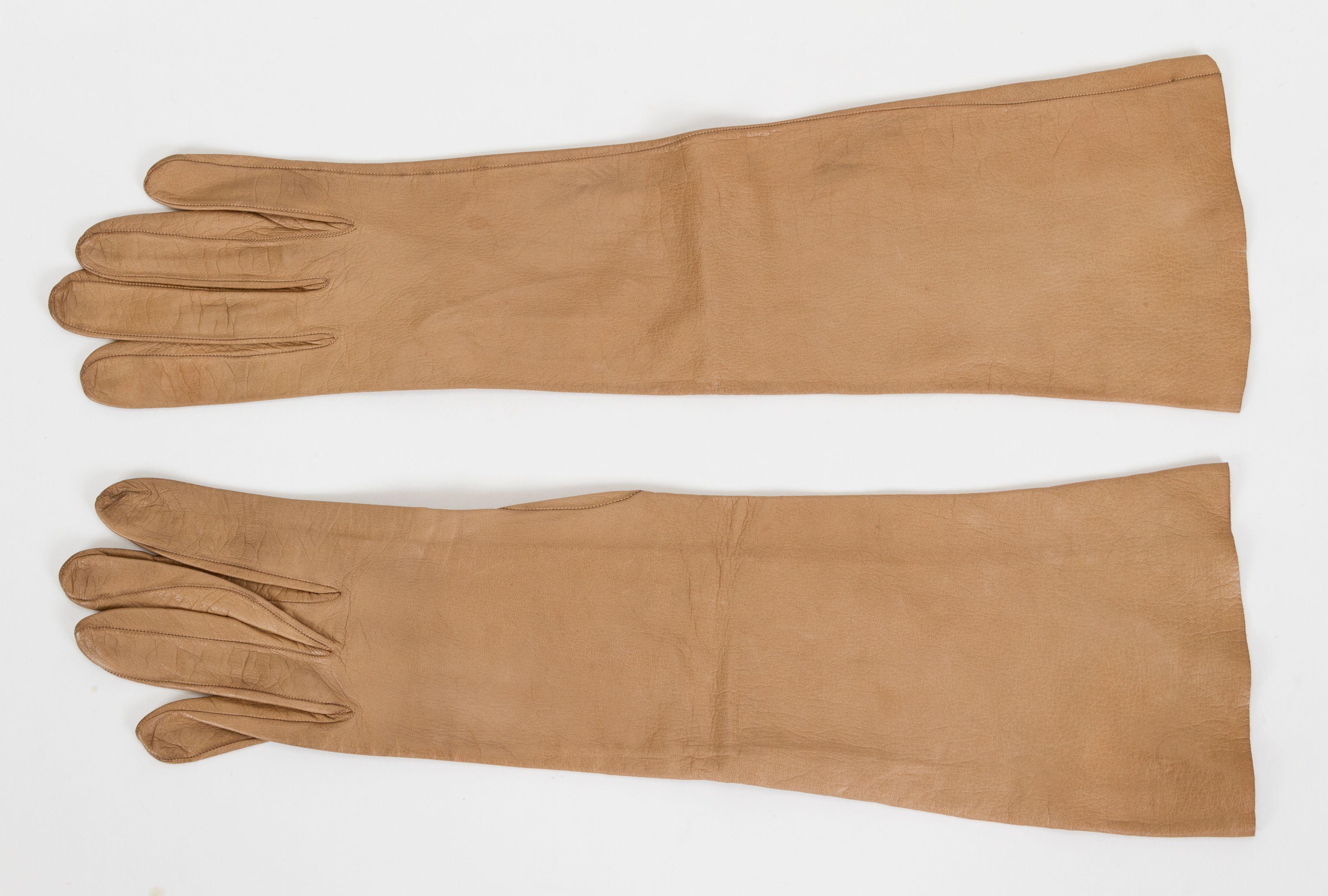 Hermès Beige Lammfell Lange Vintage Handschuhe im Zustand „Gut“ im Angebot in West Hollywood, CA