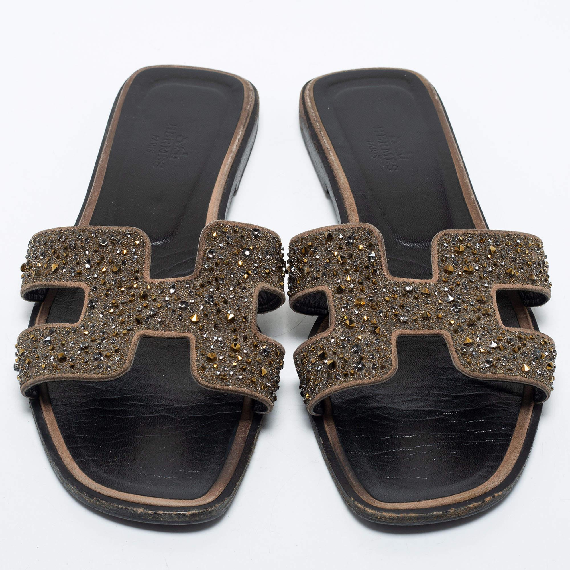 These slides will offer you a statement appeal. Made from premium materials, these shoes will lend a stylish twist to your outfit and aims to provide you with all-day comfort

