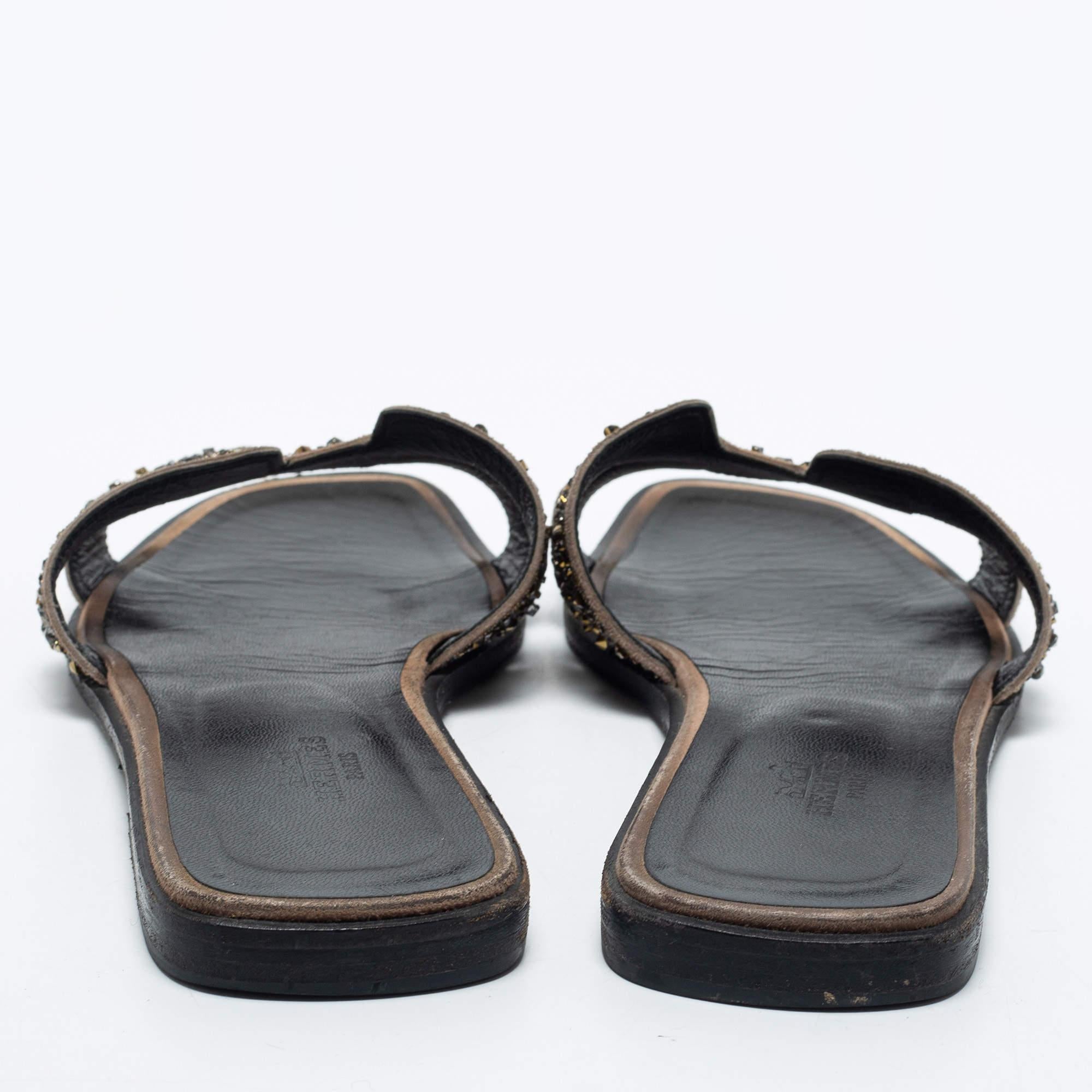 Hermes Beige Leather Crystal Embellished Oran Flat Slides Size 38.5 In Good Condition In Dubai, Al Qouz 2