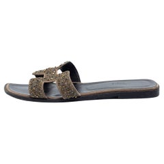 flache Oran-Schleifen aus Leder mit Kristallverzierung in Beige von Hermès, Größe 38,5